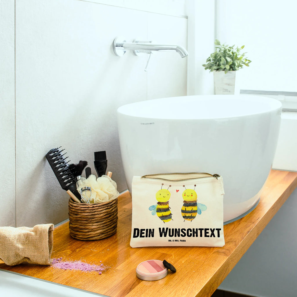 Personalised make-up bag bee In love Schminktasche Geschenk Personalisiert, Schminktasche Nachhaltig Mit Wunschtext, Schminktasche Groß Mit Wunschtext, Schminktasche Stoff Mit Namen, Personalisierte Schminktasche, Schminktasche Für Unterwegs Mit Personalisierung, Schminktasche Tiermotiv Mit Namen, Schminktasche Für Mädchen Mit Wunschtext, Schminktasche Zum Aufhängen Mit Name, Schminktasche Leder Mit Gravur, Schminktasche Mit Reißverschluss Und Namen, Schminkbeutel Mit Gravur, Schminktasche Mit Namen, Kosmetiktasche Personalisiert, Schminktasche Für Unterwegs Mit Wunschtext, Schminktasche Reise Mit Namen, Schminktasche Für Teenager Mit Namen, Schminktasche Blumen Mit Initialen, Kosmetiktasche Damen Mit Namen, Kosmetiktasche Zum Mitnehmen Mit Namen, Schminktäschchen Mit Initialen, Kosmetiktasche Für Handtasche Personalisiert, Make-Up Tasche Mit Name, Stifteaufbewahrung Personalisiert, Reise-Kosmetiktasche Mit Name, Kosmetiktasche Organizer Mit Wunschtext, Kulturbeutel Damen Personalisiert, Schminktasche Mit Fächern Personalisiert, Schminktasche Mit Muster Und Namen, Schminktasche Klein Personalisiert, Aufbewahrung Für Schminke Mit Namen, Schminktasche Mit Wunschtext, Stiftetasche mit Wunschtext, Biene, Wespe, Hummel