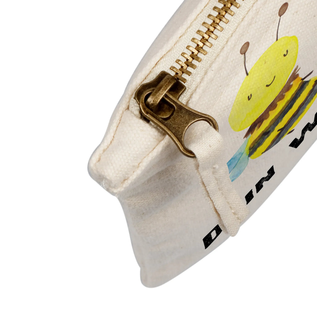 Personalised make-up bag bee In love Schminktasche Geschenk Personalisiert, Schminktasche Nachhaltig Mit Wunschtext, Schminktasche Groß Mit Wunschtext, Schminktasche Stoff Mit Namen, Personalisierte Schminktasche, Schminktasche Für Unterwegs Mit Personalisierung, Schminktasche Tiermotiv Mit Namen, Schminktasche Für Mädchen Mit Wunschtext, Schminktasche Zum Aufhängen Mit Name, Schminktasche Leder Mit Gravur, Schminktasche Mit Reißverschluss Und Namen, Schminkbeutel Mit Gravur, Schminktasche Mit Namen, Kosmetiktasche Personalisiert, Schminktasche Für Unterwegs Mit Wunschtext, Schminktasche Reise Mit Namen, Schminktasche Für Teenager Mit Namen, Schminktasche Blumen Mit Initialen, Kosmetiktasche Damen Mit Namen, Kosmetiktasche Zum Mitnehmen Mit Namen, Schminktäschchen Mit Initialen, Kosmetiktasche Für Handtasche Personalisiert, Make-Up Tasche Mit Name, Stifteaufbewahrung Personalisiert, Reise-Kosmetiktasche Mit Name, Kosmetiktasche Organizer Mit Wunschtext, Kulturbeutel Damen Personalisiert, Schminktasche Mit Fächern Personalisiert, Schminktasche Mit Muster Und Namen, Schminktasche Klein Personalisiert, Aufbewahrung Für Schminke Mit Namen, Schminktasche Mit Wunschtext, Stiftetasche mit Wunschtext, Biene, Wespe, Hummel