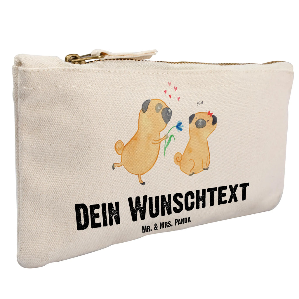 Personalisierte Schminktasche Mops Verliebt Stiftetasche mit Wunschtext, Schminktasche Mit Wunschtext, Schminktasche Tiermotiv Mit Namen, Schminktasche Nachhaltig Mit Wunschtext, Kulturbeutel Damen Personalisiert, Schminktasche Mit Namen, Schminktasche Geschenk Personalisiert, Schminktasche Mit Fächern Personalisiert, Schminktasche Für Teenager Mit Namen, Schminktäschchen Mit Initialen, Reise-Kosmetiktasche Mit Name, Make-Up Tasche Mit Name, Schminktasche Für Unterwegs Mit Wunschtext, Personalisierte Schminktasche, Kosmetiktasche Organizer Mit Wunschtext, Schminktasche Für Mädchen Mit Wunschtext, Schminktasche Reise Mit Namen, Schminktasche Mit Muster Und Namen, Schminktasche Groß Mit Wunschtext, Schminktasche Stoff Mit Namen, Schminktasche Leder Mit Gravur, Schminktasche Blumen Mit Initialen, Kosmetiktasche Für Handtasche Personalisiert, Stifteaufbewahrung Personalisiert, Schminktasche Mit Reißverschluss Und Namen, Kosmetiktasche Personalisiert, Aufbewahrung Für Schminke Mit Namen, Kosmetiktasche Damen Mit Namen, Schminktasche Für Unterwegs Mit Personalisierung, Schminkbeutel Mit Gravur, Schminktasche Zum Aufhängen Mit Name, Kosmetiktasche Zum Mitnehmen Mit Namen, Schminktasche Klein Personalisiert, Sprüche, Hund, Hunderasse, Hundebesitzer, Hundemotiv, Haustier, Tierliebhaber, Verliebt, Liebe, Liebesspruch. Verlobt, Geschenk Freund, Partner, Möpse, Mops, Hundeliebe