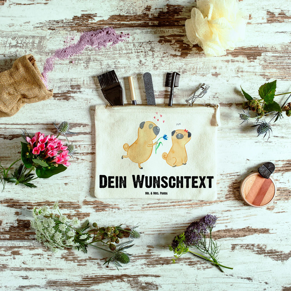 Personalisierte Schminktasche Mops Verliebt Stiftetasche mit Wunschtext, Schminktasche Mit Wunschtext, Schminktasche Tiermotiv Mit Namen, Schminktasche Nachhaltig Mit Wunschtext, Kulturbeutel Damen Personalisiert, Schminktasche Mit Namen, Schminktasche Geschenk Personalisiert, Schminktasche Mit Fächern Personalisiert, Schminktasche Für Teenager Mit Namen, Schminktäschchen Mit Initialen, Reise-Kosmetiktasche Mit Name, Make-Up Tasche Mit Name, Schminktasche Für Unterwegs Mit Wunschtext, Personalisierte Schminktasche, Kosmetiktasche Organizer Mit Wunschtext, Schminktasche Für Mädchen Mit Wunschtext, Schminktasche Reise Mit Namen, Schminktasche Mit Muster Und Namen, Schminktasche Groß Mit Wunschtext, Schminktasche Stoff Mit Namen, Schminktasche Leder Mit Gravur, Schminktasche Blumen Mit Initialen, Kosmetiktasche Für Handtasche Personalisiert, Stifteaufbewahrung Personalisiert, Schminktasche Mit Reißverschluss Und Namen, Kosmetiktasche Personalisiert, Aufbewahrung Für Schminke Mit Namen, Kosmetiktasche Damen Mit Namen, Schminktasche Für Unterwegs Mit Personalisierung, Schminkbeutel Mit Gravur, Schminktasche Zum Aufhängen Mit Name, Kosmetiktasche Zum Mitnehmen Mit Namen, Schminktasche Klein Personalisiert, Sprüche, Hund, Hunderasse, Hundebesitzer, Hundemotiv, Haustier, Tierliebhaber, Verliebt, Liebe, Liebesspruch. Verlobt, Geschenk Freund, Partner, Möpse, Mops, Hundeliebe