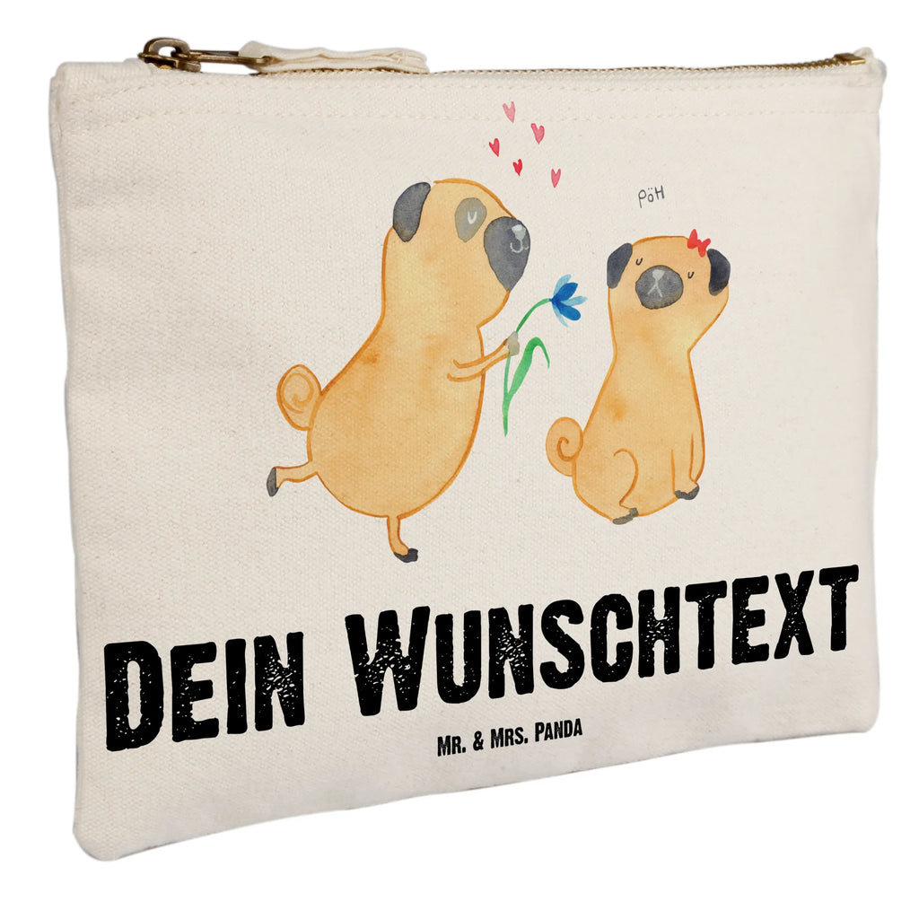Personalisierte Schminktasche Mops Verliebt Stiftetasche mit Wunschtext, Schminktasche Mit Wunschtext, Schminktasche Tiermotiv Mit Namen, Schminktasche Nachhaltig Mit Wunschtext, Kulturbeutel Damen Personalisiert, Schminktasche Mit Namen, Schminktasche Geschenk Personalisiert, Schminktasche Mit Fächern Personalisiert, Schminktasche Für Teenager Mit Namen, Schminktäschchen Mit Initialen, Reise-Kosmetiktasche Mit Name, Make-Up Tasche Mit Name, Schminktasche Für Unterwegs Mit Wunschtext, Personalisierte Schminktasche, Kosmetiktasche Organizer Mit Wunschtext, Schminktasche Für Mädchen Mit Wunschtext, Schminktasche Reise Mit Namen, Schminktasche Mit Muster Und Namen, Schminktasche Groß Mit Wunschtext, Schminktasche Stoff Mit Namen, Schminktasche Leder Mit Gravur, Schminktasche Blumen Mit Initialen, Kosmetiktasche Für Handtasche Personalisiert, Stifteaufbewahrung Personalisiert, Schminktasche Mit Reißverschluss Und Namen, Kosmetiktasche Personalisiert, Aufbewahrung Für Schminke Mit Namen, Kosmetiktasche Damen Mit Namen, Schminktasche Für Unterwegs Mit Personalisierung, Schminkbeutel Mit Gravur, Schminktasche Zum Aufhängen Mit Name, Kosmetiktasche Zum Mitnehmen Mit Namen, Schminktasche Klein Personalisiert, Sprüche, Hund, Hunderasse, Hundebesitzer, Hundemotiv, Haustier, Tierliebhaber, Verliebt, Liebe, Liebesspruch. Verlobt, Geschenk Freund, Partner, Möpse, Mops, Hundeliebe