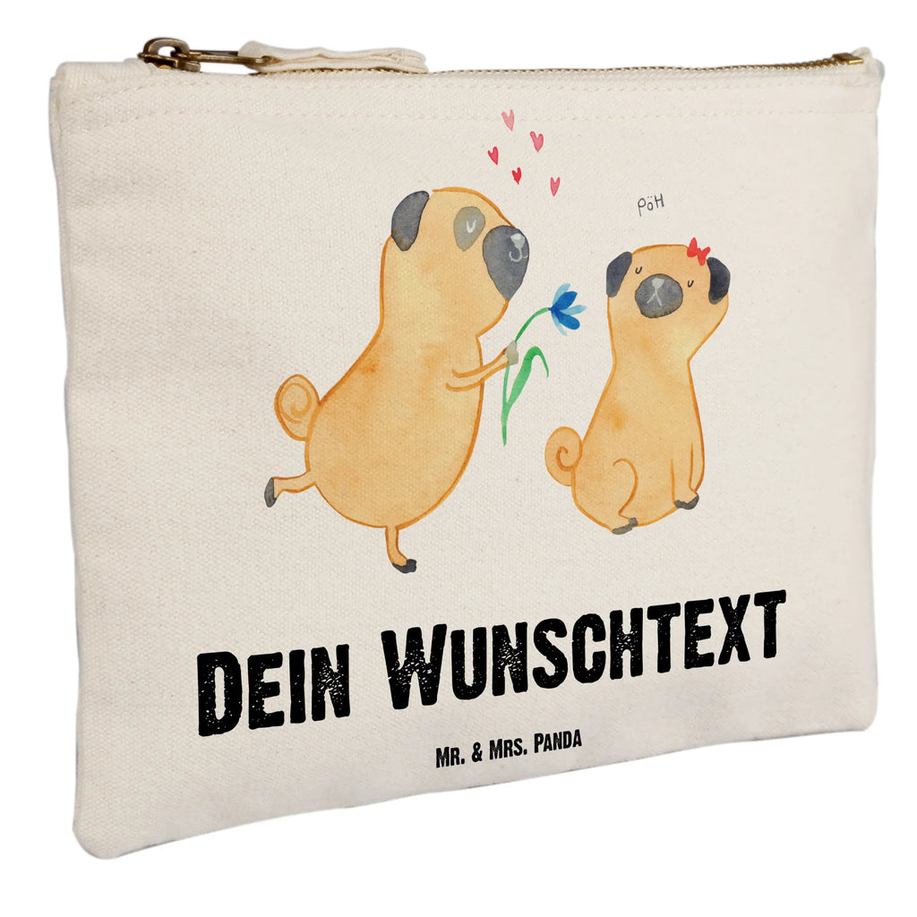 Personalisierte Schminktasche Mops Verliebt Stiftetasche mit Wunschtext, Schminktasche Mit Wunschtext, Schminktasche Tiermotiv Mit Namen, Schminktasche Nachhaltig Mit Wunschtext, Kulturbeutel Damen Personalisiert, Schminktasche Mit Namen, Schminktasche Geschenk Personalisiert, Schminktasche Mit Fächern Personalisiert, Schminktasche Für Teenager Mit Namen, Schminktäschchen Mit Initialen, Reise-Kosmetiktasche Mit Name, Make-Up Tasche Mit Name, Schminktasche Für Unterwegs Mit Wunschtext, Personalisierte Schminktasche, Kosmetiktasche Organizer Mit Wunschtext, Schminktasche Für Mädchen Mit Wunschtext, Schminktasche Reise Mit Namen, Schminktasche Mit Muster Und Namen, Schminktasche Groß Mit Wunschtext, Schminktasche Stoff Mit Namen, Schminktasche Leder Mit Gravur, Schminktasche Blumen Mit Initialen, Kosmetiktasche Für Handtasche Personalisiert, Stifteaufbewahrung Personalisiert, Schminktasche Mit Reißverschluss Und Namen, Kosmetiktasche Personalisiert, Aufbewahrung Für Schminke Mit Namen, Kosmetiktasche Damen Mit Namen, Schminktasche Für Unterwegs Mit Personalisierung, Schminkbeutel Mit Gravur, Schminktasche Zum Aufhängen Mit Name, Kosmetiktasche Zum Mitnehmen Mit Namen, Schminktasche Klein Personalisiert, Sprüche, Hund, Hunderasse, Hundebesitzer, Hundemotiv, Haustier, Tierliebhaber, Verliebt, Liebe, Liebesspruch. Verlobt, Geschenk Freund, Partner, Möpse, Mops, Hundeliebe