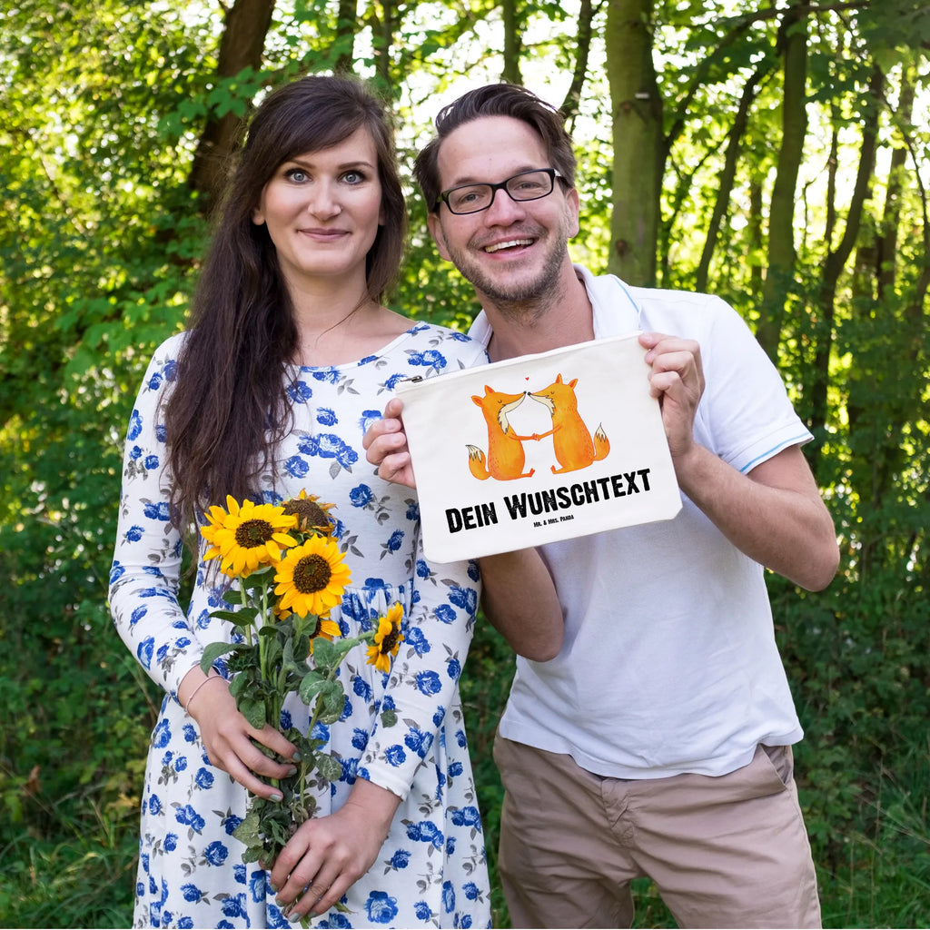 Personalisierte Schminktasche Füchse Liebe Schminktäschchen Mit Initialen, Schminktasche Blumen Mit Initialen, Schminktasche Für Unterwegs Mit Wunschtext, Aufbewahrung Für Schminke Mit Namen, Schminktasche Nachhaltig Mit Wunschtext, Schminktasche Für Teenager Mit Namen, Stifteaufbewahrung Personalisiert, Kosmetiktasche Damen Mit Namen, Schminktasche Reise Mit Namen, Schminktasche Klein Personalisiert, Schminktasche Leder Mit Gravur, Make-Up Tasche Mit Name, Schminktasche Mit Wunschtext, Stiftetasche mit Wunschtext, Schminktasche Für Unterwegs Mit Personalisierung, Schminktasche Stoff Mit Namen, Schminktasche Für Mädchen Mit Wunschtext, Personalisierte Schminktasche, Reise-Kosmetiktasche Mit Name, Schminktasche Geschenk Personalisiert, Schminktasche Mit Fächern Personalisiert, Schminktasche Mit Reißverschluss Und Namen, Kosmetiktasche Organizer Mit Wunschtext, Schminktasche Groß Mit Wunschtext, Kosmetiktasche Personalisiert, Schminktasche Zum Aufhängen Mit Name, Schminktasche Tiermotiv Mit Namen, Kosmetiktasche Zum Mitnehmen Mit Namen, Kulturbeutel Damen Personalisiert, Schminktasche Mit Namen, Schminkbeutel Mit Gravur, Kosmetiktasche Für Handtasche Personalisiert, Schminktasche Mit Muster Und Namen, Fuchs, Ehe, Füchse, Verlobte, Ehemann, Partner, Liebesbeweis, Liebespaar, Fox, Paar, Freund, Liebe, Freundin, Ehefrau