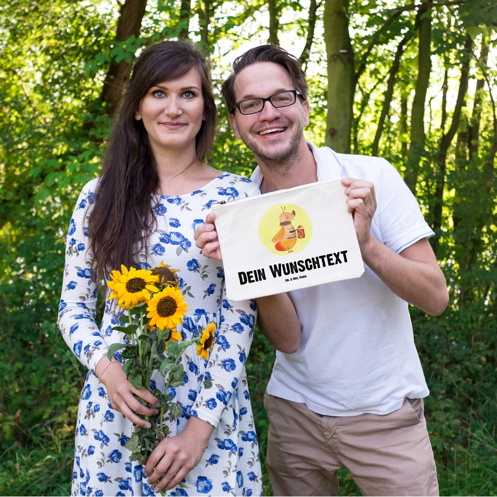 Personalisierte Schminktasche Glühwürmchen Kosmetiktasche Zum Mitnehmen Mit Namen, Schminktasche Blumen Mit Initialen, Schminktasche Für Mädchen Mit Wunschtext, Schminktasche Für Unterwegs Mit Personalisierung, Schminktasche Groß Mit Wunschtext, Schminktasche Für Teenager Mit Namen, Schminktasche Tiermotiv Mit Namen, Schminktasche Für Unterwegs Mit Wunschtext, Kosmetiktasche Organizer Mit Wunschtext, Schminktasche Mit Wunschtext, Schminktasche Mit Namen, Kosmetiktasche Damen Mit Namen, Schminktasche Reise Mit Namen, Schminkbeutel Mit Gravur, Kulturbeutel Damen Personalisiert, Reise-Kosmetiktasche Mit Name, Kosmetiktasche Personalisiert, Kosmetiktasche Für Handtasche Personalisiert, Schminktasche Geschenk Personalisiert, Schminktasche Mit Fächern Personalisiert, Schminktasche Stoff Mit Namen, Personalisierte Schminktasche, Schminktasche Zum Aufhängen Mit Name, Make-Up Tasche Mit Name, Schminktasche Mit Reißverschluss Und Namen, Aufbewahrung Für Schminke Mit Namen, Schminktasche Leder Mit Gravur, Schminktasche Mit Muster Und Namen, Schminktäschchen Mit Initialen, Stiftetasche mit Wunschtext, Schminktasche Klein Personalisiert, Schminktasche Nachhaltig Mit Wunschtext, Stifteaufbewahrung Personalisiert, Tiermotive, Gute Laune, lustige Sprüche, Tiere, Verlobung, Jahrestag, Glühwürmchen, Falter, Lieblingsmensch, Heiratsantrag, Leuchten, Glühwurm, magisch, Liebe, Liebesbeweis, Liebesspruch