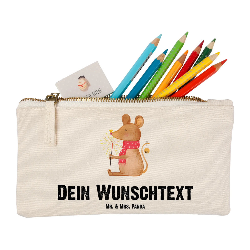 Personalisierte Schminktasche Maus Weihnachten Schminktasche Für Unterwegs Mit Personalisierung, Reise-Kosmetiktasche Mit Name, Kosmetiktasche Für Handtasche Personalisiert, Schminktasche Blumen Mit Initialen, Schminktasche Zum Aufhängen Mit Name, Schminktäschchen Mit Initialen, Schminktasche Geschenk Personalisiert, Schminkbeutel Mit Gravur, Schminktasche Für Unterwegs Mit Wunschtext, Kosmetiktasche Personalisiert, Schminktasche Stoff Mit Namen, Schminktasche Für Teenager Mit Namen, Kosmetiktasche Damen Mit Namen, Schminktasche Mit Reißverschluss Und Namen, Schminktasche Reise Mit Namen, Make-Up Tasche Mit Name, Aufbewahrung Für Schminke Mit Namen, Schminktasche Mit Wunschtext, Schminktasche Nachhaltig Mit Wunschtext, Personalisierte Schminktasche, Schminktasche Groß Mit Wunschtext, Schminktasche Mit Muster Und Namen, Stiftetasche mit Wunschtext, Schminktasche Tiermotiv Mit Namen, Kulturbeutel Damen Personalisiert, Schminktasche Für Mädchen Mit Wunschtext, Kosmetiktasche Zum Mitnehmen Mit Namen, Schminktasche Leder Mit Gravur, Schminktasche Mit Fächern Personalisiert, Schminktasche Klein Personalisiert, Schminktasche Mit Namen, Kosmetiktasche Organizer Mit Wunschtext, Stifteaufbewahrung Personalisiert, Weihnachten, Winter, Weihnachtsdeko, Nikolaus, Advent, Heiligabend, Wintermotiv, Maus, Weihnachtsmotiv, Weihnachtsgruß, Mäuschen, Weihnachtswunder, Frohe Weihnachten