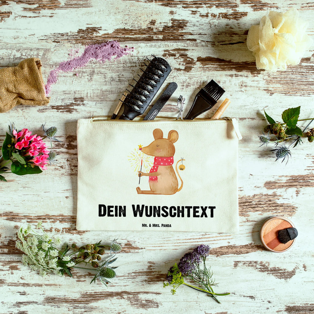 Personalisierte Schminktasche Maus Weihnachten Schminktasche Für Unterwegs Mit Personalisierung, Reise-Kosmetiktasche Mit Name, Kosmetiktasche Für Handtasche Personalisiert, Schminktasche Blumen Mit Initialen, Schminktasche Zum Aufhängen Mit Name, Schminktäschchen Mit Initialen, Schminktasche Geschenk Personalisiert, Schminkbeutel Mit Gravur, Schminktasche Für Unterwegs Mit Wunschtext, Kosmetiktasche Personalisiert, Schminktasche Stoff Mit Namen, Schminktasche Für Teenager Mit Namen, Kosmetiktasche Damen Mit Namen, Schminktasche Mit Reißverschluss Und Namen, Schminktasche Reise Mit Namen, Make-Up Tasche Mit Name, Aufbewahrung Für Schminke Mit Namen, Schminktasche Mit Wunschtext, Schminktasche Nachhaltig Mit Wunschtext, Personalisierte Schminktasche, Schminktasche Groß Mit Wunschtext, Schminktasche Mit Muster Und Namen, Stiftetasche mit Wunschtext, Schminktasche Tiermotiv Mit Namen, Kulturbeutel Damen Personalisiert, Schminktasche Für Mädchen Mit Wunschtext, Kosmetiktasche Zum Mitnehmen Mit Namen, Schminktasche Leder Mit Gravur, Schminktasche Mit Fächern Personalisiert, Schminktasche Klein Personalisiert, Schminktasche Mit Namen, Kosmetiktasche Organizer Mit Wunschtext, Stifteaufbewahrung Personalisiert, Weihnachten, Winter, Weihnachtsdeko, Nikolaus, Advent, Heiligabend, Wintermotiv, Maus, Weihnachtsmotiv, Weihnachtsgruß, Mäuschen, Weihnachtswunder, Frohe Weihnachten