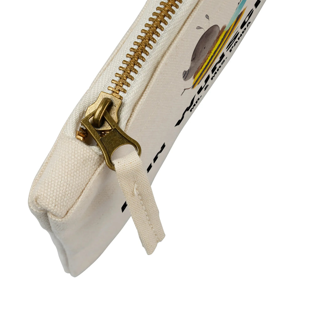 Personalisierte Schminktasche Hummel flauschig Schminktasche Für Unterwegs Mit Personalisierung, Schminkbeutel Mit Gravur, Schminktasche Klein Personalisiert, Schminktasche Mit Wunschtext, Schminktäschchen Mit Initialen, Schminktasche Reise Mit Namen, Schminktasche Mit Namen, Reise-Kosmetiktasche Mit Name, Schminktasche Mit Reißverschluss Und Namen, Kulturbeutel Damen Personalisiert, Schminktasche Stoff Mit Namen, Schminktasche Für Mädchen Mit Wunschtext, Personalisierte Schminktasche, Schminktasche Mit Fächern Personalisiert, Schminktasche Leder Mit Gravur, Schminktasche Zum Aufhängen Mit Name, Stifteaufbewahrung Personalisiert, Make-Up Tasche Mit Name, Kosmetiktasche Für Handtasche Personalisiert, Schminktasche Nachhaltig Mit Wunschtext, Kosmetiktasche Organizer Mit Wunschtext, Schminktasche Mit Muster Und Namen, Stiftetasche mit Wunschtext, Schminktasche Blumen Mit Initialen, Schminktasche Geschenk Personalisiert, Kosmetiktasche Zum Mitnehmen Mit Namen, Schminktasche Tiermotiv Mit Namen, Schminktasche Für Teenager Mit Namen, Kosmetiktasche Personalisiert, Aufbewahrung Für Schminke Mit Namen, Schminktasche Groß Mit Wunschtext, Kosmetiktasche Damen Mit Namen, Schminktasche Für Unterwegs Mit Wunschtext, Lustige Sprüche, Tiere, Tiermotive, Gute Laune, Blume, Hummel, Biene, Flauschig, Natur