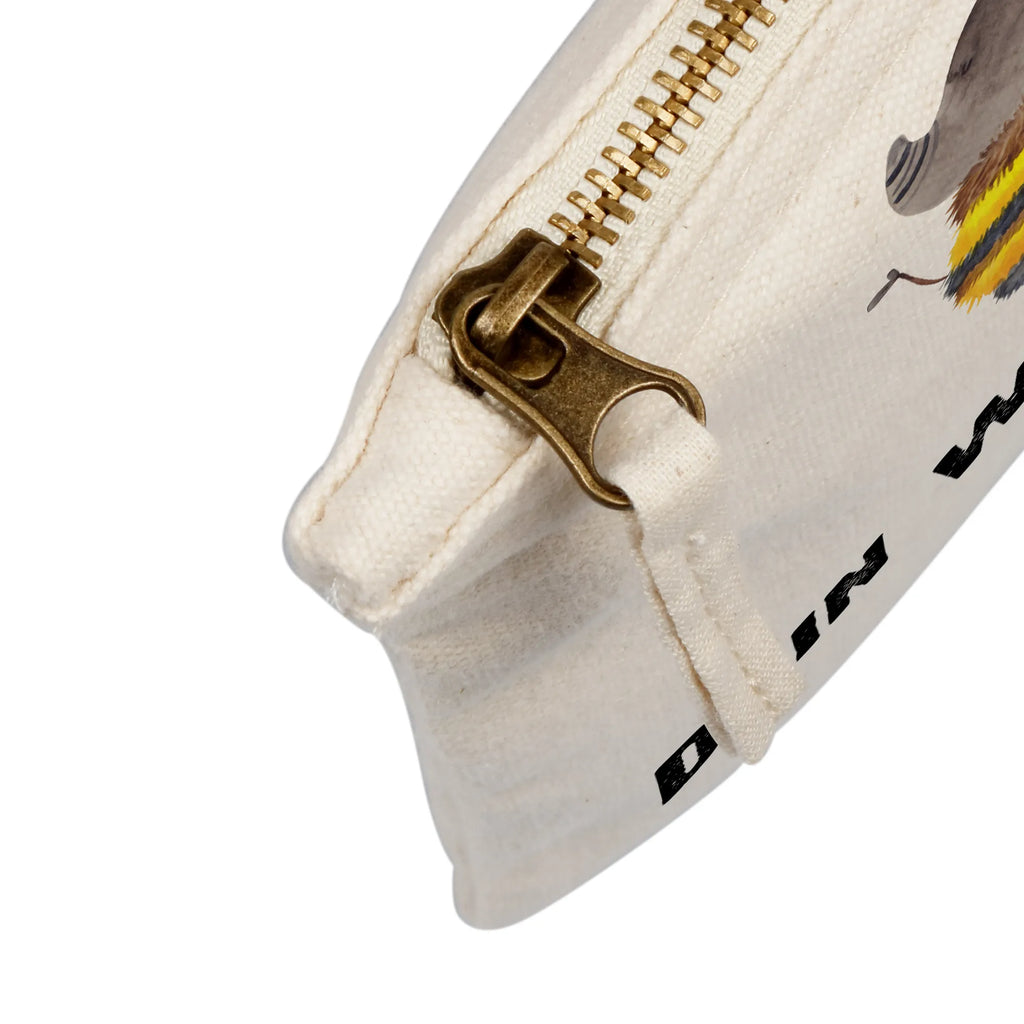 Personalisierte Schminktasche Hummel flauschig Schminktasche Für Unterwegs Mit Personalisierung, Schminkbeutel Mit Gravur, Schminktasche Klein Personalisiert, Schminktasche Mit Wunschtext, Schminktäschchen Mit Initialen, Schminktasche Reise Mit Namen, Schminktasche Mit Namen, Reise-Kosmetiktasche Mit Name, Schminktasche Mit Reißverschluss Und Namen, Kulturbeutel Damen Personalisiert, Schminktasche Stoff Mit Namen, Schminktasche Für Mädchen Mit Wunschtext, Personalisierte Schminktasche, Schminktasche Mit Fächern Personalisiert, Schminktasche Leder Mit Gravur, Schminktasche Zum Aufhängen Mit Name, Stifteaufbewahrung Personalisiert, Make-Up Tasche Mit Name, Kosmetiktasche Für Handtasche Personalisiert, Schminktasche Nachhaltig Mit Wunschtext, Kosmetiktasche Organizer Mit Wunschtext, Schminktasche Mit Muster Und Namen, Stiftetasche mit Wunschtext, Schminktasche Blumen Mit Initialen, Schminktasche Geschenk Personalisiert, Kosmetiktasche Zum Mitnehmen Mit Namen, Schminktasche Tiermotiv Mit Namen, Schminktasche Für Teenager Mit Namen, Kosmetiktasche Personalisiert, Aufbewahrung Für Schminke Mit Namen, Schminktasche Groß Mit Wunschtext, Kosmetiktasche Damen Mit Namen, Schminktasche Für Unterwegs Mit Wunschtext, Lustige Sprüche, Tiere, Tiermotive, Gute Laune, Blume, Hummel, Biene, Flauschig, Natur