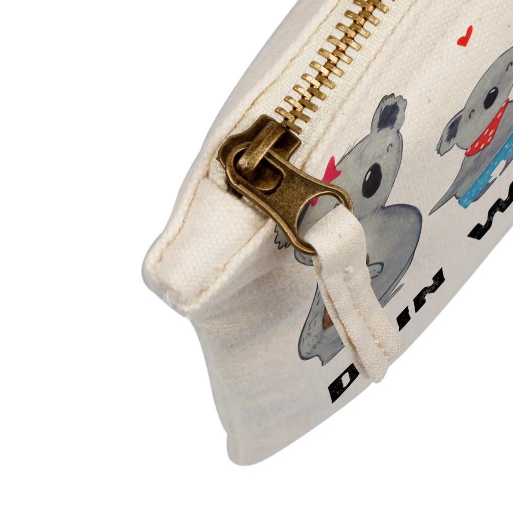 Personalisierte Schminktasche Koala Familie zwei Schminktasche Mit Fächern Personalisiert, Schminktasche Zum Aufhängen Mit Name, Schminktasche Für Teenager Mit Namen, Schminktasche Mit Namen, Schminktasche Klein Personalisiert, Schminktasche Für Unterwegs Mit Personalisierung, Aufbewahrung Für Schminke Mit Namen, Schminktasche Nachhaltig Mit Wunschtext, Kosmetiktasche Zum Mitnehmen Mit Namen, Stifteaufbewahrung Personalisiert, Schminktasche Für Mädchen Mit Wunschtext, Reise-Kosmetiktasche Mit Name, Schminktasche Mit Wunschtext, Schminktasche Reise Mit Namen, Kosmetiktasche Organizer Mit Wunschtext, Stiftetasche mit Wunschtext, Schminktasche Groß Mit Wunschtext, Schminktasche Leder Mit Gravur, Schminktasche Geschenk Personalisiert, Schminktasche Für Unterwegs Mit Wunschtext, Kulturbeutel Damen Personalisiert, Schminkbeutel Mit Gravur, Kosmetiktasche Personalisiert, Schminktäschchen Mit Initialen, Kosmetiktasche Damen Mit Namen, Schminktasche Tiermotiv Mit Namen, Schminktasche Stoff Mit Namen, Kosmetiktasche Für Handtasche Personalisiert, Schminktasche Mit Muster Und Namen, Personalisierte Schminktasche, Schminktasche Blumen Mit Initialen, Schminktasche Mit Reißverschluss Und Namen, Make-Up Tasche Mit Name, Muttertag, Vatertag, Mama, Papa, Oma, Opa, Familie, Schwester, Bruder, Familienzeit, Koalabär, Koalafamilie, Koala, Lieblingsfamilie, Beste Familie, Familienleben