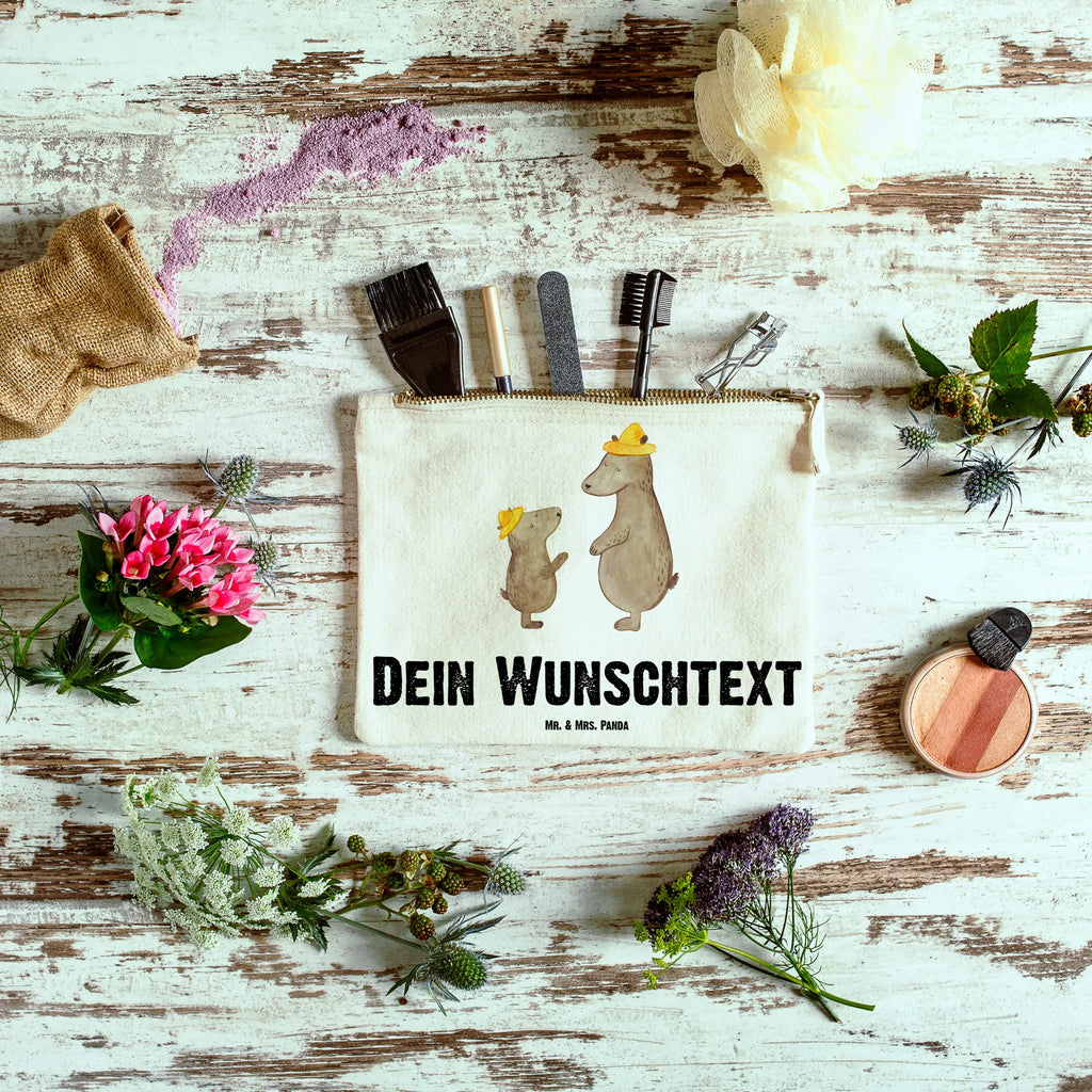 Personalisierte Schminktasche Bären mit Hut Aufbewahrung Für Schminke Mit Namen, Schminktasche Tiermotiv Mit Namen, Schminktasche Groß Mit Wunschtext, Stiftetasche mit Wunschtext, Kosmetiktasche Damen Mit Namen, Reise-Kosmetiktasche Mit Name, Schminktasche Leder Mit Gravur, Schminktasche Nachhaltig Mit Wunschtext, Schminkbeutel Mit Gravur, Schminktasche Für Unterwegs Mit Personalisierung, Schminktäschchen Mit Initialen, Schminktasche Mit Fächern Personalisiert, Kosmetiktasche Organizer Mit Wunschtext, Schminktasche Mit Wunschtext, Schminktasche Klein Personalisiert, Schminktasche Für Teenager Mit Namen, Stifteaufbewahrung Personalisiert, Schminktasche Für Mädchen Mit Wunschtext, Schminktasche Stoff Mit Namen, Schminktasche Blumen Mit Initialen, Schminktasche Mit Reißverschluss Und Namen, Kosmetiktasche Für Handtasche Personalisiert, Schminktasche Zum Aufhängen Mit Name, Kosmetiktasche Personalisiert, Schminktasche Für Unterwegs Mit Wunschtext, Schminktasche Mit Namen, Kosmetiktasche Zum Mitnehmen Mit Namen, Schminktasche Mit Muster Und Namen, Schminktasche Geschenk Personalisiert, Kulturbeutel Damen Personalisiert, Make-Up Tasche Mit Name, Personalisierte Schminktasche, Schminktasche Reise Mit Namen, Muttertag, Vatertag, Mama, Papa, Oma, Opa, Familie, Schwester, Bruder, Bär, Kinder, Bären, Daddy, Papi, Family, Paps, Sohn, Vater-Sohn, Kind, Vorbild, Vater, Dad, Söhne, Lieblingsmensch
