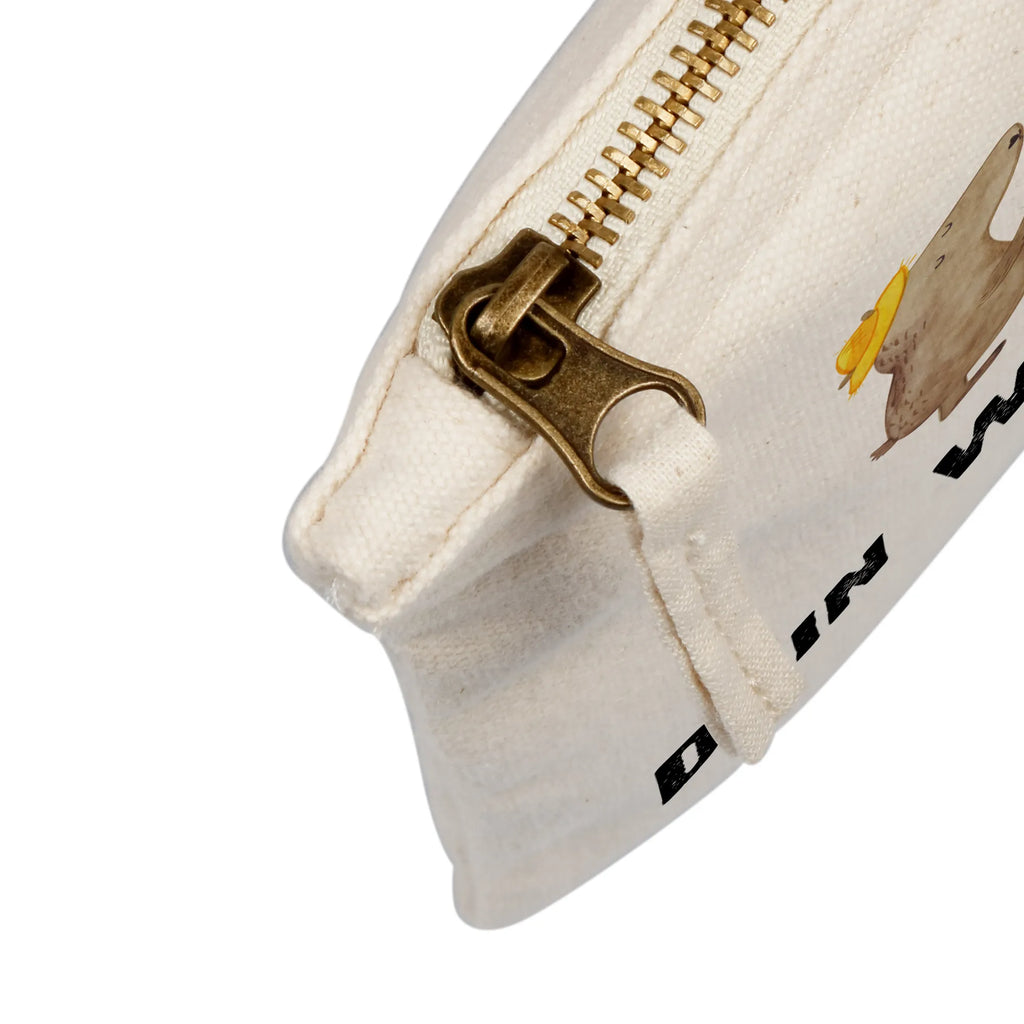 Personalisierte Schminktasche Bären mit Hut Aufbewahrung Für Schminke Mit Namen, Schminktasche Tiermotiv Mit Namen, Schminktasche Groß Mit Wunschtext, Stiftetasche mit Wunschtext, Kosmetiktasche Damen Mit Namen, Reise-Kosmetiktasche Mit Name, Schminktasche Leder Mit Gravur, Schminktasche Nachhaltig Mit Wunschtext, Schminkbeutel Mit Gravur, Schminktasche Für Unterwegs Mit Personalisierung, Schminktäschchen Mit Initialen, Schminktasche Mit Fächern Personalisiert, Kosmetiktasche Organizer Mit Wunschtext, Schminktasche Mit Wunschtext, Schminktasche Klein Personalisiert, Schminktasche Für Teenager Mit Namen, Stifteaufbewahrung Personalisiert, Schminktasche Für Mädchen Mit Wunschtext, Schminktasche Stoff Mit Namen, Schminktasche Blumen Mit Initialen, Schminktasche Mit Reißverschluss Und Namen, Kosmetiktasche Für Handtasche Personalisiert, Schminktasche Zum Aufhängen Mit Name, Kosmetiktasche Personalisiert, Schminktasche Für Unterwegs Mit Wunschtext, Schminktasche Mit Namen, Kosmetiktasche Zum Mitnehmen Mit Namen, Schminktasche Mit Muster Und Namen, Schminktasche Geschenk Personalisiert, Kulturbeutel Damen Personalisiert, Make-Up Tasche Mit Name, Personalisierte Schminktasche, Schminktasche Reise Mit Namen, Muttertag, Vatertag, Mama, Papa, Oma, Opa, Familie, Schwester, Bruder, Bär, Kinder, Bären, Daddy, Papi, Family, Paps, Sohn, Vater-Sohn, Kind, Vorbild, Vater, Dad, Söhne, Lieblingsmensch