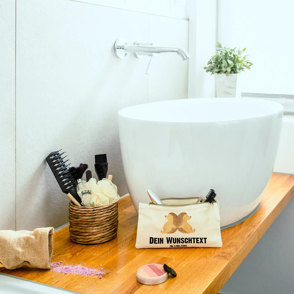 Personalisierte Schminktasche Igel händchenhaltend Kulturbeutel Damen Personalisiert, Schminktasche Geschenk Personalisiert, Schminktasche Klein Personalisiert, Schminktasche Groß Mit Wunschtext, Schminktasche Mit Wunschtext, Kosmetiktasche Damen Mit Namen, Schminktasche Reise Mit Namen, Kosmetiktasche Für Handtasche Personalisiert, Schminktasche Nachhaltig Mit Wunschtext, Schminktasche Für Teenager Mit Namen, Schminktäschchen Mit Initialen, Kosmetiktasche Personalisiert, Schminktasche Für Unterwegs Mit Personalisierung, Stifteaufbewahrung Personalisiert, Schminktasche Für Unterwegs Mit Wunschtext, Schminktasche Blumen Mit Initialen, Schminkbeutel Mit Gravur, Schminktasche Mit Muster Und Namen, Schminktasche Für Mädchen Mit Wunschtext, Schminktasche Mit Fächern Personalisiert, Aufbewahrung Für Schminke Mit Namen, Make-Up Tasche Mit Name, Schminktasche Stoff Mit Namen, Kosmetiktasche Zum Mitnehmen Mit Namen, Reise-Kosmetiktasche Mit Name, Stiftetasche mit Wunschtext, Schminktasche Zum Aufhängen Mit Name, Schminktasche Mit Namen, Schminktasche Mit Reißverschluss Und Namen, Schminktasche Tiermotiv Mit Namen, Kosmetiktasche Organizer Mit Wunschtext, Schminktasche Leder Mit Gravur, Personalisierte Schminktasche, Freundin, Freund, Liebe, Liebesgeschenk, Jahrestag, Verlobung, Partner, Ehemann, Ehefrau, Heiraten, Heiratsantrag, Hocheitstag, Lieblingsmensch, Liebesbeweis, Hand in Hand, Hochzeit, Liebesbotschaft, Igel, Geschenk für Zwei, Gemeinsamkeit, Igelliebe, Love, Große Liebe