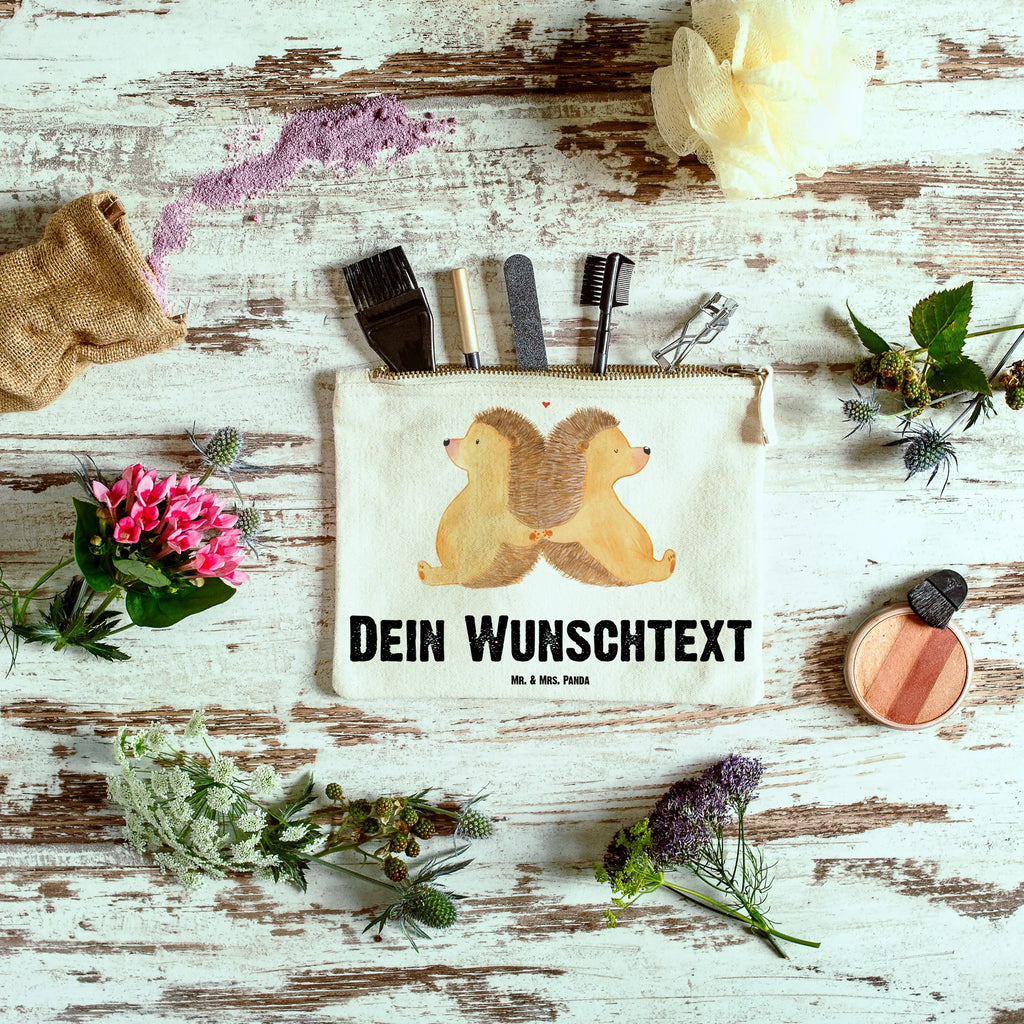 Personalisierte Schminktasche Igel händchenhaltend Kulturbeutel Damen Personalisiert, Schminktasche Geschenk Personalisiert, Schminktasche Klein Personalisiert, Schminktasche Groß Mit Wunschtext, Schminktasche Mit Wunschtext, Kosmetiktasche Damen Mit Namen, Schminktasche Reise Mit Namen, Kosmetiktasche Für Handtasche Personalisiert, Schminktasche Nachhaltig Mit Wunschtext, Schminktasche Für Teenager Mit Namen, Schminktäschchen Mit Initialen, Kosmetiktasche Personalisiert, Schminktasche Für Unterwegs Mit Personalisierung, Stifteaufbewahrung Personalisiert, Schminktasche Für Unterwegs Mit Wunschtext, Schminktasche Blumen Mit Initialen, Schminkbeutel Mit Gravur, Schminktasche Mit Muster Und Namen, Schminktasche Für Mädchen Mit Wunschtext, Schminktasche Mit Fächern Personalisiert, Aufbewahrung Für Schminke Mit Namen, Make-Up Tasche Mit Name, Schminktasche Stoff Mit Namen, Kosmetiktasche Zum Mitnehmen Mit Namen, Reise-Kosmetiktasche Mit Name, Stiftetasche mit Wunschtext, Schminktasche Zum Aufhängen Mit Name, Schminktasche Mit Namen, Schminktasche Mit Reißverschluss Und Namen, Schminktasche Tiermotiv Mit Namen, Kosmetiktasche Organizer Mit Wunschtext, Schminktasche Leder Mit Gravur, Personalisierte Schminktasche, Freundin, Freund, Liebe, Liebesgeschenk, Jahrestag, Verlobung, Partner, Ehemann, Ehefrau, Heiraten, Heiratsantrag, Hocheitstag, Lieblingsmensch, Liebesbeweis, Hand in Hand, Hochzeit, Liebesbotschaft, Igel, Geschenk für Zwei, Gemeinsamkeit, Igelliebe, Love, Große Liebe