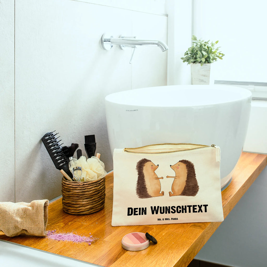 Personalisierte Schminktasche Igel Liebe Kosmetiktasche Zum Mitnehmen Mit Namen, Personalisierte Schminktasche, Schminktasche Stoff Mit Namen, Schminktasche Zum Aufhängen Mit Name, Kosmetiktasche Damen Mit Namen, Schminktasche Mit Fächern Personalisiert, Schminktasche Geschenk Personalisiert, Kosmetiktasche Personalisiert, Schminktäschchen Mit Initialen, Schminktasche Groß Mit Wunschtext, Reise-Kosmetiktasche Mit Name, Schminktasche Für Mädchen Mit Wunschtext, Schminktasche Mit Muster Und Namen, Schminktasche Blumen Mit Initialen, Schminkbeutel Mit Gravur, Kosmetiktasche Organizer Mit Wunschtext, Schminktasche Nachhaltig Mit Wunschtext, Schminktasche Reise Mit Namen, Kulturbeutel Damen Personalisiert, Schminktasche Klein Personalisiert, Kosmetiktasche Für Handtasche Personalisiert, Make-Up Tasche Mit Name, Schminktasche Tiermotiv Mit Namen, Aufbewahrung Für Schminke Mit Namen, Schminktasche Für Teenager Mit Namen, Schminktasche Mit Reißverschluss Und Namen, Schminktasche Mit Wunschtext, Stiftetasche mit Wunschtext, Schminktasche Für Unterwegs Mit Personalisierung, Schminktasche Mit Namen, Stifteaufbewahrung Personalisiert, Schminktasche Für Unterwegs Mit Wunschtext, Schminktasche Leder Mit Gravur, Liebe, Partner, Freund, Freundin, Ehemann, Ehefrau, Heiraten, Verlobung, Heiratsantrag, Liebesgeschenk, Jahrestag, Hocheitstag, Verliebt, Liebesbeweis, Igel, Verlobt, Verheiratet, Hochzeit, Hochzeitstag, Geschenk