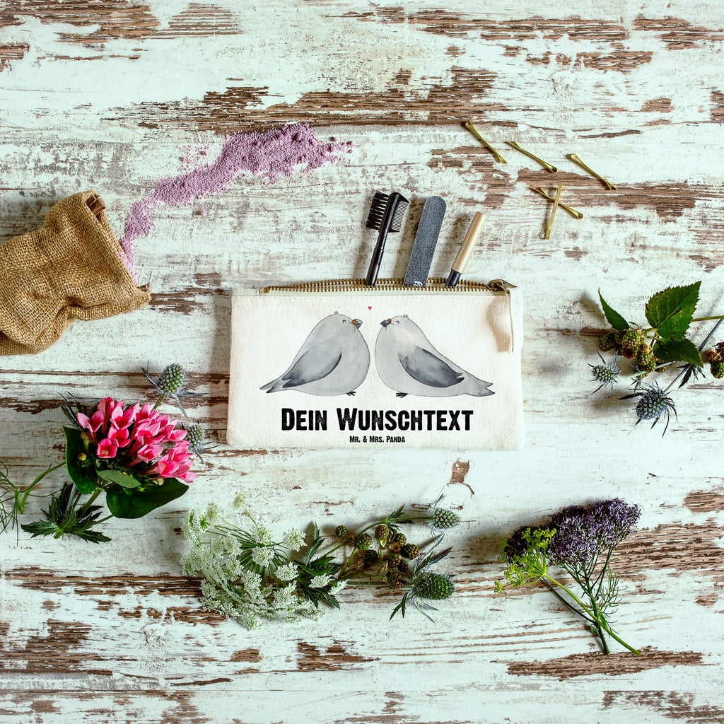 Personalisierte Schminktasche Turteltauben Liebe Kosmetiktasche Personalisiert, Schminktasche Mit Reißverschluss Und Namen, Stifteaufbewahrung Personalisiert, Schminktasche Für Unterwegs Mit Personalisierung, Schminktasche Für Teenager Mit Namen, Aufbewahrung Für Schminke Mit Namen, Schminktasche Mit Muster Und Namen, Reise-Kosmetiktasche Mit Name, Kosmetiktasche Zum Mitnehmen Mit Namen, Schminktasche Für Unterwegs Mit Wunschtext, Schminktasche Nachhaltig Mit Wunschtext, Schminktasche Leder Mit Gravur, Kosmetiktasche Organizer Mit Wunschtext, Make-Up Tasche Mit Name, Kosmetiktasche Damen Mit Namen, Schminktasche Mit Fächern Personalisiert, Schminktasche Tiermotiv Mit Namen, Schminkbeutel Mit Gravur, Schminktasche Stoff Mit Namen, Schminktasche Für Mädchen Mit Wunschtext, Schminktasche Groß Mit Wunschtext, Schminktasche Mit Wunschtext, Schminktasche Mit Namen, Personalisierte Schminktasche, Schminktasche Blumen Mit Initialen, Stiftetasche mit Wunschtext, Schminktasche Reise Mit Namen, Schminktasche Zum Aufhängen Mit Name, Schminktasche Klein Personalisiert, Schminktasche Geschenk Personalisiert, Schminktäschchen Mit Initialen, Kulturbeutel Damen Personalisiert, Kosmetiktasche Für Handtasche Personalisiert, Freundin, Freund, Liebe, Liebesgeschenk, Jahrestag, Verlobung, Partner, Ehemann, Ehefrau, Heiraten, Heiratsantrag, Hocheitstag, Verliebt, Geschenk Freund, Liebesbeweis, Geschenk Freundin, Tauben, Turteltäubchen, Verheiratet, Geschenk Hochzeit, Hochzeitstag, Verlobt, Turteltauben