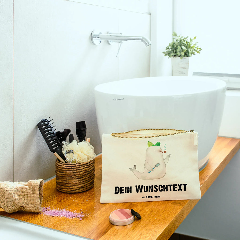 Personalisierte Schminktasche Robbe Sherlock Schminktasche Nachhaltig Mit Wunschtext, Kosmetiktasche Damen Mit Namen, Kosmetiktasche Organizer Mit Wunschtext, Aufbewahrung Für Schminke Mit Namen, Schminktasche Für Unterwegs Mit Wunschtext, Schminktasche Tiermotiv Mit Namen, Schminktasche Mit Muster Und Namen, Schminktasche Für Teenager Mit Namen, Kosmetiktasche Zum Mitnehmen Mit Namen, Reise-Kosmetiktasche Mit Name, Stifteaufbewahrung Personalisiert, Schminktasche Stoff Mit Namen, Kosmetiktasche Für Handtasche Personalisiert, Schminktäschchen Mit Initialen, Kulturbeutel Damen Personalisiert, Schminktasche Leder Mit Gravur, Schminktasche Mit Wunschtext, Schminktasche Reise Mit Namen, Personalisierte Schminktasche, Schminktasche Geschenk Personalisiert, Schminktasche Blumen Mit Initialen, Stiftetasche mit Wunschtext, Schminktasche Groß Mit Wunschtext, Kosmetiktasche Personalisiert, Make-Up Tasche Mit Name, Schminktasche Für Unterwegs Mit Personalisierung, Schminktasche Mit Namen, Schminkbeutel Mit Gravur, Schminktasche Für Mädchen Mit Wunschtext, Schminktasche Klein Personalisiert, Schminktasche Mit Reißverschluss Und Namen, Schminktasche Zum Aufhängen Mit Name, Schminktasche Mit Fächern Personalisiert, Lustige Sprüche, Tiere, Tiermotive, Gute Laune