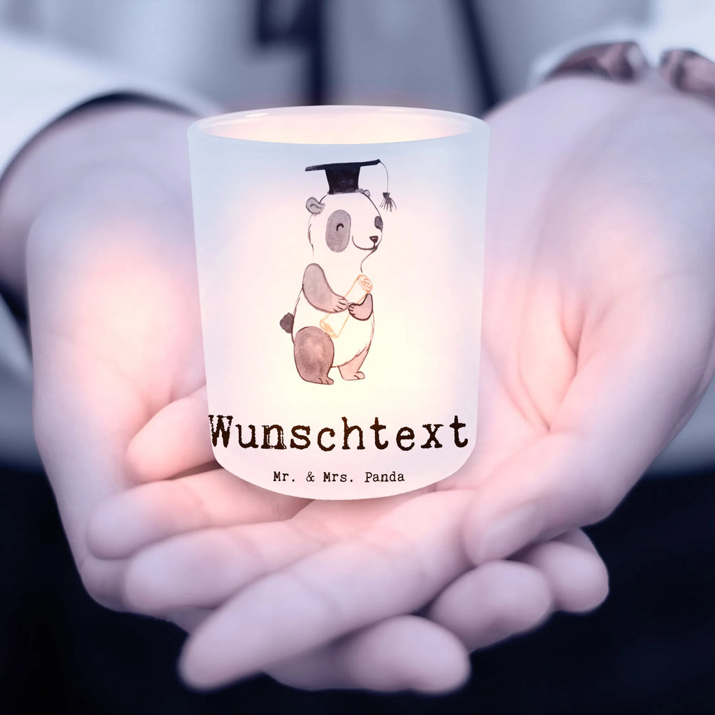 Personalisiertes Windlicht Panda Beste Studentin der Welt Windlicht mit Namen, Windlichtgläser, Windlichter für Teelichter, Windlicht Dekoration mit Namen, Windlicht Draußen Selber Gestalten, Teelichthalter für Draußen Selber Gestalten, Windlicht Glas mit Wunschtext, Windglas, Teelichthalter mit Wunschtext, Teelichthalter Outdoor mit Namen, Kerzengläser, Teelichthalter mit Namen, Windlicht Vintage mit Namen, Teelicht Glas mit Namen, Windlichter mit Namen, Windlicht Garten mit Namen, Geschenkidee, Geschenk, Schenken, Mitbringsel, Geburtstag, Geburtstagsgeschenk, für, Danke, Dankeschön, Bedanken, Freude machen, Geschenktipp, Studentin, Abschluss, Alumni, Lustig, Studium, Witzig, Studienabschluss, Hochschule, Musterschülerin, Universität, Tochter, Studenten, Uni, Spaß