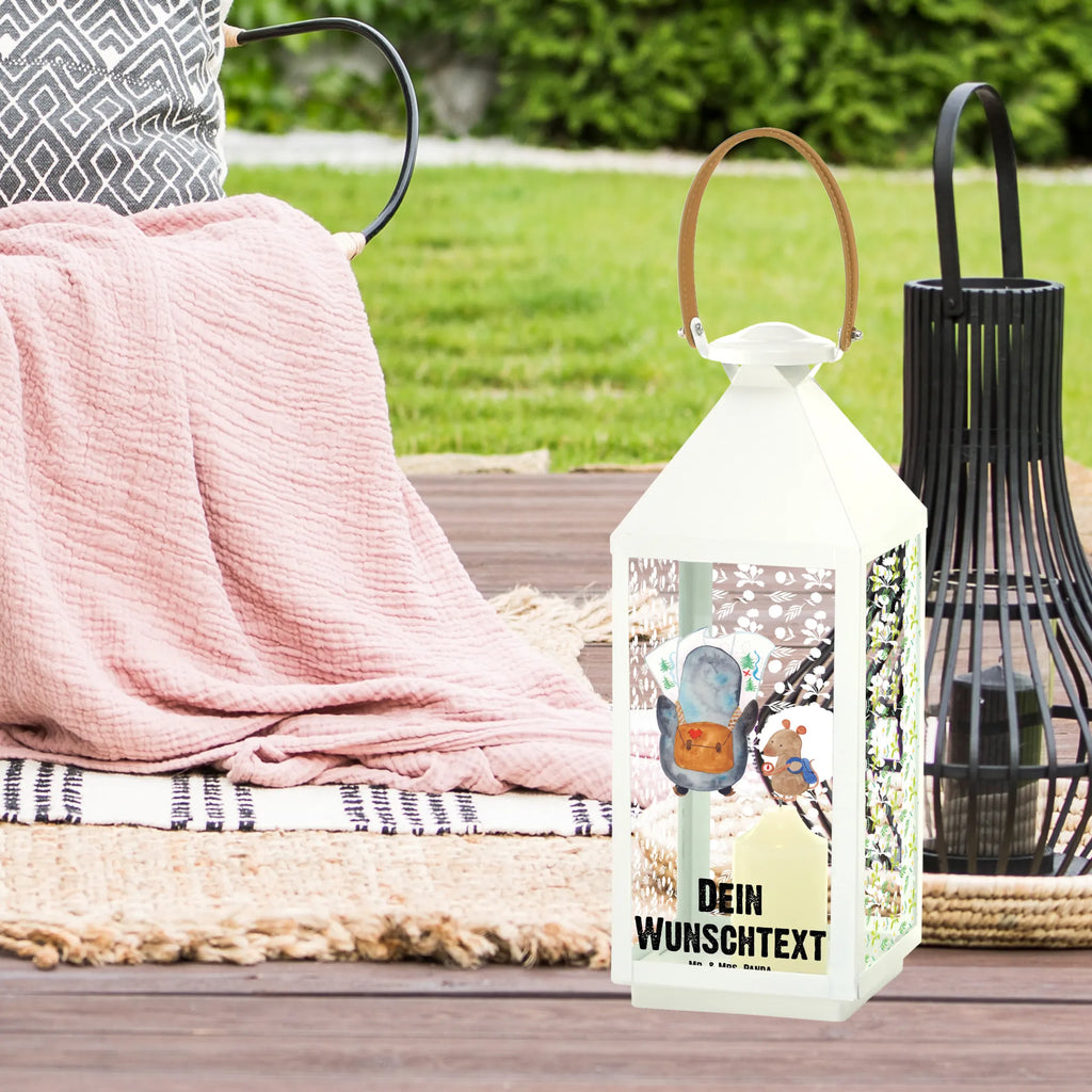 Personalisierte Deko Laterne Pinguin & Maus Wanderer Kleine Laterne Mit Namensdruck, Laternenwindlicht Mit Namen, Holzlaterne Mit Namensdruck, Gartenlaterne Personalisiert, Teelichthalter Laterne Mit Wunschname, Skandinavische Laterne Mit Namen, Laterne Mit Blumenmotiv Und Wunschname, Wetterfeste Laterne Mit Wunschname, Vintage-Laterne Personalisiert, Moderne Laterne Mit Namen, Metalllaterne Mit Namen, Minimalistische Laterne Mit Namen, Windlichtlaterne Mit Namensgravur, Stellbare Laterne Mit Namen, Shabby-Chic-Laterne Mit Wunschname, Hängelaterne Deko Mit Namen, Laternen-Set Personalisiert, Tischlaterne Mit Wunschname, Motivlaterne Mit Namensgravur, Orientalische Laterne Mit Namensdruck, LED-Laterne Mit Namensgravur, Glaslaterne Mit Wunschname, Klassische Laterne Mit Namensgravur, Romantische Laterne Mit Wunschname, Laterne Mit Sternenmuster Und Namen, Maritim-Laterne Mit Wunschname, Lichterkettenlaterne Mit Namen, Weiße Laterne Mit Wunschname, Dekolaterne Mit Wunschname, XXL-Laterne Mit Wunschname, Laterne Deko Mit Namen, Hängelaterne Mit Namensgravur, Landhausstil-Laterne Mit Namen, Laterne Mit Griff Und Wunschname, Outdoor-Laterne Mit Wunschname, Kerzenlaterne Mit Namensdruck, Pastellfarbene Laterne Mit Namensdruck, Personalisierte Deko Laterne, Innenraum-Laterne Mit Namen, Spiegelglas-Laterne Mit Namensdruck, Terrasse-Laterne Mit Wunschnamen, Beleuchtete Laterne Mit Namen, Rustikale Laterne Mit Namensgravur, Lichterlaterne Mit Wunschname, Deko Laterne Mit Namen, Pinguin, Ausflug, Wanderlust, Roadtrip, Pinguine, Abenteurer, Abenteuer, wandern