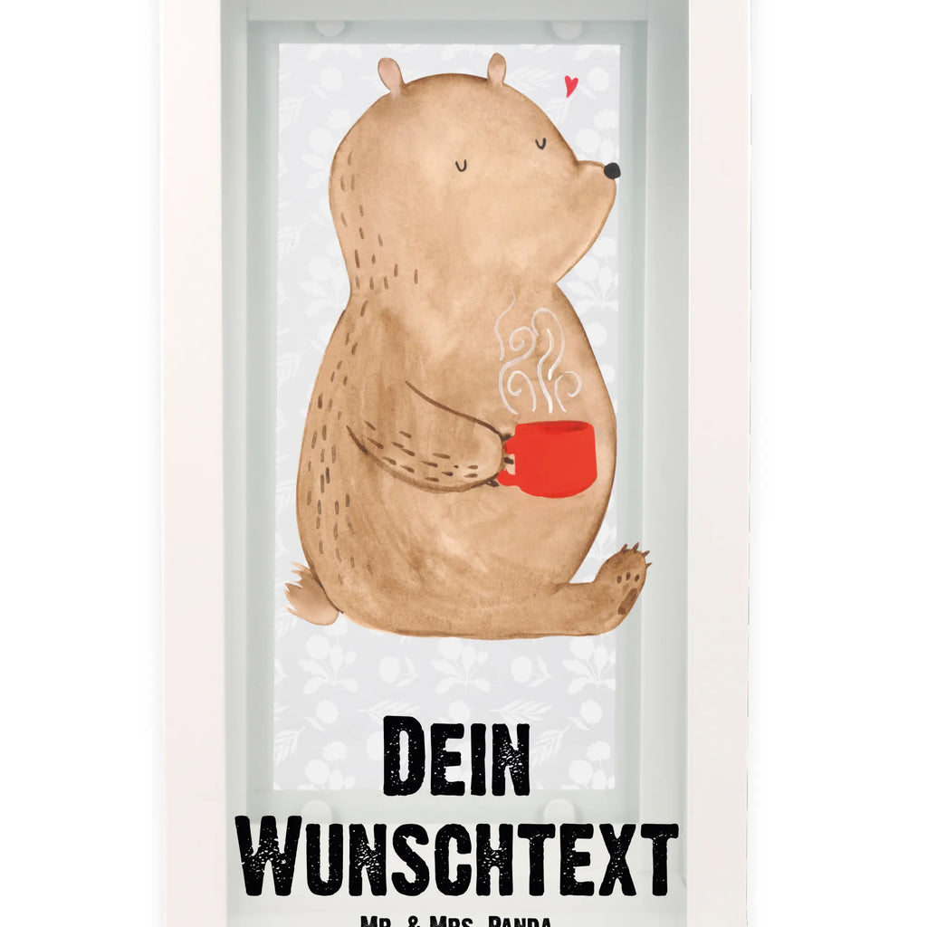 Personalisierte Deko Laterne Bär Kaffee Gartenlaterne Personalisiert, Lichterlaterne Mit Wunschname, Windlichtlaterne Mit Namensgravur, Moderne Laterne Mit Namen, Laterne Deko Mit Namen, Landhausstil-Laterne Mit Namen, Laternenwindlicht Mit Namen, Rustikale Laterne Mit Namensgravur, Hängelaterne Deko Mit Namen, XXL-Laterne Mit Wunschname, Spiegelglas-Laterne Mit Namensdruck, Motivlaterne Mit Namensgravur, Terrasse-Laterne Mit Wunschnamen, Glaslaterne Mit Wunschname, Metall Laterne, Skandinavische Laterne Mit Namen, Deko Laterne Mit Namen, Outdoor-Laterne Mit Wunschname, Windlicht, Kerzenlaterne Mit Namensdruck, Holzlaterne Mit Namensdruck, Klassische Laterne Mit Namensgravur, Minimalistische Laterne Mit Namen, LED-Laterne Mit Namensgravur, Shabby-Chic-Laterne Mit Wunschname, Hängelaterne Mit Namensgravur, Deko Laterne, Laternen-Set Personalisiert, Personalisierte Deko Laterne, Stellbare Laterne Mit Namen, Weiße Laterne Mit Wunschname, Dekolaterne Mit Wunschname, Laterne Mit Sternenmuster Und Namen, Innenraum-Laterne Mit Namen, Teelichthalter Laterne Mit Wunschname, Laterne Mit Blumenmotiv Und Wunschname, Laterne Mit Griff Und Wunschname, Tischlaterne Mit Wunschname, Kleine Laterne Mit Namensdruck, Metalllaterne Mit Namen, Hängeleuchte, Leuchten, Lichterkettenlaterne Mit Namen, Orientalische Laterne Mit Namensdruck, Beleuchtete Laterne Mit Namen, Pastellfarbene Laterne Mit Namensdruck, Vintage-Laterne Personalisiert, Romantische Laterne Mit Wunschname, Wetterfeste Laterne Mit Wunschname, Maritim-Laterne Mit Wunschname, Teddy, Bär, Teddybär, Motivation, Coffee, Kaffee, Guten Morgen, Bären, Welt Erobern, Welt Retten, Morgenroutine