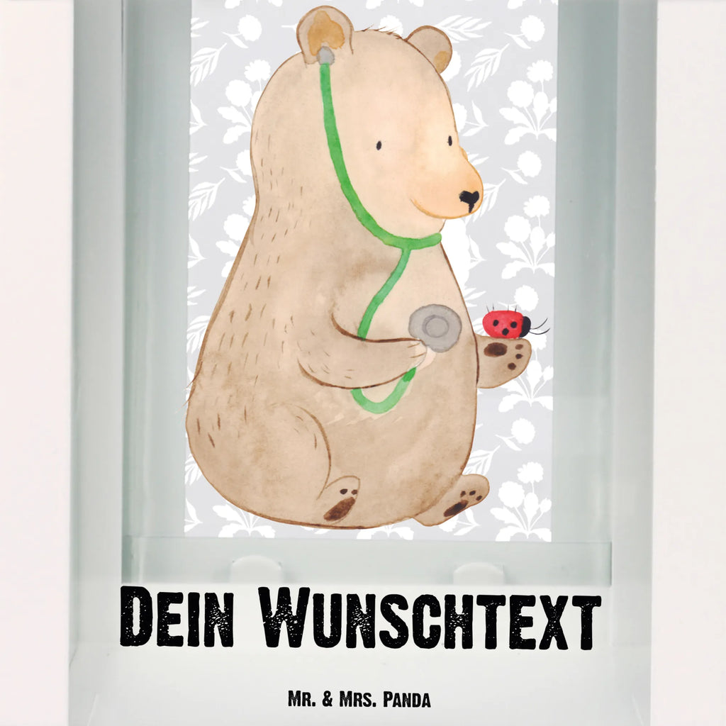 Personalisierte Deko Laterne Bär Arzt Spiegelglas-Laterne Mit Namensdruck, Windlichtlaterne Mit Namensgravur, Teelichthalter Laterne Mit Wunschname, Hängelaterne Mit Namensgravur, Laterne Deko Mit Namen, Kleine Laterne Mit Namensdruck, Tischlaterne Mit Wunschname, Klassische Laterne Mit Namensgravur, Metalllaterne Mit Namen, Laterne Mit Griff Und Wunschname, Motivlaterne Mit Namensgravur, Dekolaterne Mit Wunschname, Laternen-Set Personalisiert, Orientalische Laterne Mit Namensdruck, Gartenlaterne Personalisiert, Personalisierte Deko Laterne, Vintage-Laterne Personalisiert, Innenraum-Laterne Mit Namen, Laterne Mit Sternenmuster Und Namen, Maritim-Laterne Mit Wunschname, Laterne Mit Blumenmotiv Und Wunschname, Laternenwindlicht Mit Namen, Shabby-Chic-Laterne Mit Wunschname, Glaslaterne Mit Wunschname, Holzlaterne Mit Namensdruck, Lichterlaterne Mit Wunschname, Hängelaterne Deko Mit Namen, Pastellfarbene Laterne Mit Namensdruck, Terrasse-Laterne Mit Wunschnamen, Beleuchtete Laterne Mit Namen, Kerzenlaterne Mit Namensdruck, Romantische Laterne Mit Wunschname, Wetterfeste Laterne Mit Wunschname, Landhausstil-Laterne Mit Namen, Lichterkettenlaterne Mit Namen, Rustikale Laterne Mit Namensgravur, Stellbare Laterne Mit Namen, Minimalistische Laterne Mit Namen, XXL-Laterne Mit Wunschname, Skandinavische Laterne Mit Namen, LED-Laterne Mit Namensgravur, Outdoor-Laterne Mit Wunschname, Moderne Laterne Mit Namen, Deko Laterne Mit Namen, Weiße Laterne Mit Wunschname, Bär, Teddy, Teddybär, Doktor, Professor, Arzt, Doktorin, Ärztin, Professorin