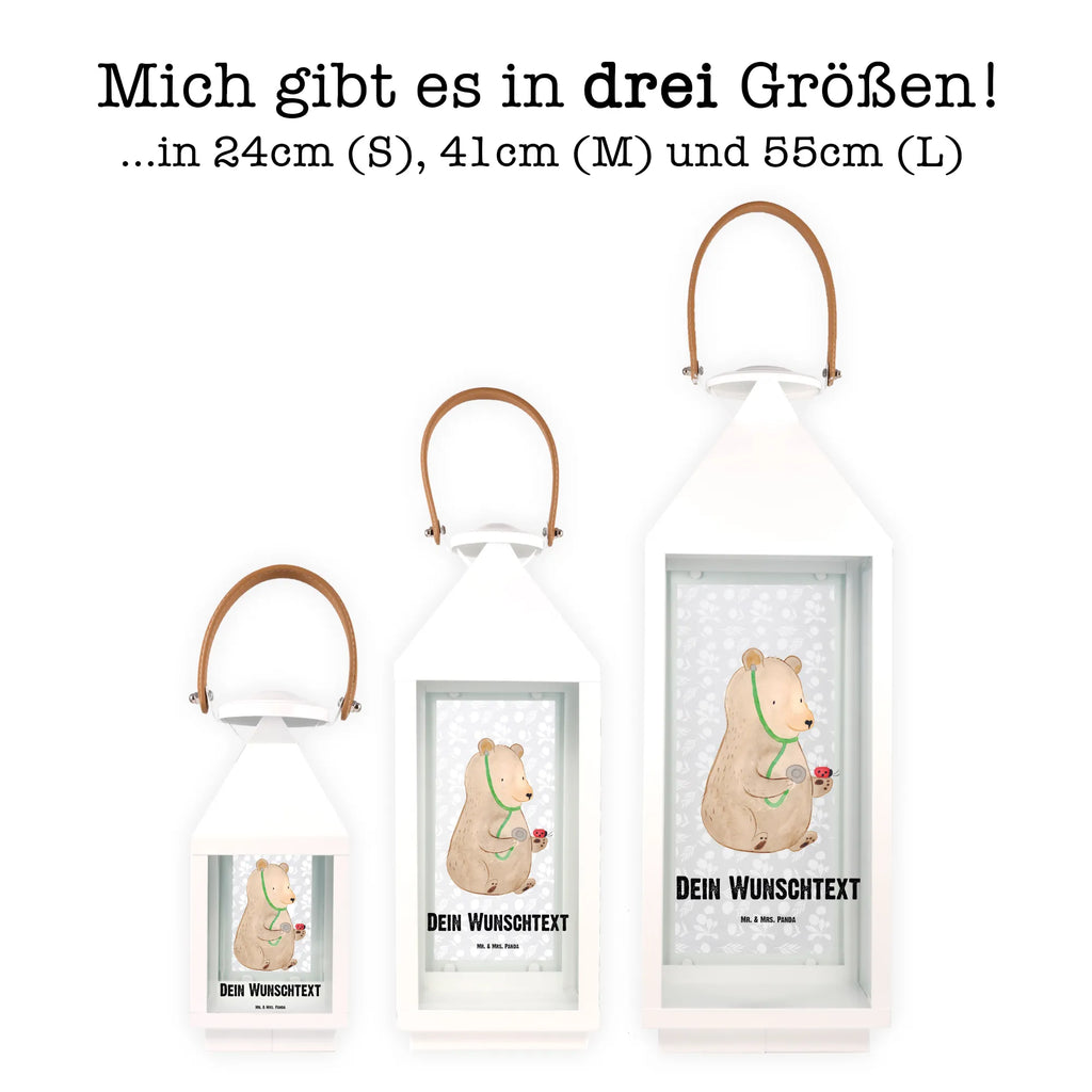 Personalisierte Deko Laterne Bär Arzt Spiegelglas-Laterne Mit Namensdruck, Windlichtlaterne Mit Namensgravur, Teelichthalter Laterne Mit Wunschname, Hängelaterne Mit Namensgravur, Laterne Deko Mit Namen, Kleine Laterne Mit Namensdruck, Tischlaterne Mit Wunschname, Klassische Laterne Mit Namensgravur, Metalllaterne Mit Namen, Laterne Mit Griff Und Wunschname, Motivlaterne Mit Namensgravur, Dekolaterne Mit Wunschname, Laternen-Set Personalisiert, Orientalische Laterne Mit Namensdruck, Gartenlaterne Personalisiert, Personalisierte Deko Laterne, Vintage-Laterne Personalisiert, Innenraum-Laterne Mit Namen, Laterne Mit Sternenmuster Und Namen, Maritim-Laterne Mit Wunschname, Laterne Mit Blumenmotiv Und Wunschname, Laternenwindlicht Mit Namen, Shabby-Chic-Laterne Mit Wunschname, Glaslaterne Mit Wunschname, Holzlaterne Mit Namensdruck, Lichterlaterne Mit Wunschname, Hängelaterne Deko Mit Namen, Pastellfarbene Laterne Mit Namensdruck, Terrasse-Laterne Mit Wunschnamen, Beleuchtete Laterne Mit Namen, Kerzenlaterne Mit Namensdruck, Romantische Laterne Mit Wunschname, Wetterfeste Laterne Mit Wunschname, Landhausstil-Laterne Mit Namen, Lichterkettenlaterne Mit Namen, Rustikale Laterne Mit Namensgravur, Stellbare Laterne Mit Namen, Minimalistische Laterne Mit Namen, XXL-Laterne Mit Wunschname, Skandinavische Laterne Mit Namen, LED-Laterne Mit Namensgravur, Outdoor-Laterne Mit Wunschname, Moderne Laterne Mit Namen, Deko Laterne Mit Namen, Weiße Laterne Mit Wunschname, Bär, Teddy, Teddybär, Doktor, Professor, Arzt, Doktorin, Ärztin, Professorin