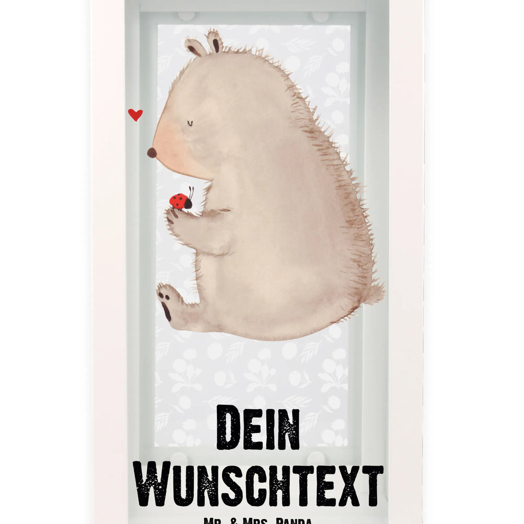 Personalisierte Deko Laterne Bär mit Marienkäfer Innenraum-Laterne Mit Namen, Skandinavische Laterne Mit Namen, Deko Laterne, LED-Laterne Mit Namensgravur, Laterne Deko Mit Namen, Gartenlaterne Personalisiert, Metalllaterne Mit Namen, Tischlaterne Mit Wunschname, Lichterlaterne Mit Wunschname, Stellbare Laterne Mit Namen, Lichterkettenlaterne Mit Namen, Laterne Mit Blumenmotiv Und Wunschname, Hängeleuchte, Moderne Laterne Mit Namen, Kerzenlaterne Mit Namensdruck, Vintage-Laterne Personalisiert, Romantische Laterne Mit Wunschname, Wetterfeste Laterne Mit Wunschname, Minimalistische Laterne Mit Namen, Pastellfarbene Laterne Mit Namensdruck, Leuchten, Weiße Laterne Mit Wunschname, Beleuchtete Laterne Mit Namen, Hängelaterne Mit Namensgravur, Klassische Laterne Mit Namensgravur, XXL-Laterne Mit Wunschname, Dekolaterne Mit Wunschname, Kleine Laterne Mit Namensdruck, Teelichthalter Laterne Mit Wunschname, Glaslaterne Mit Wunschname, Landhausstil-Laterne Mit Namen, Rustikale Laterne Mit Namensgravur, Maritim-Laterne Mit Wunschname, Spiegelglas-Laterne Mit Namensdruck, Laterne Mit Griff Und Wunschname, Windlicht, Personalisierte Deko Laterne, Windlichtlaterne Mit Namensgravur, Holzlaterne Mit Namensdruck, Deko Laterne Mit Namen, Laternenwindlicht Mit Namen, Motivlaterne Mit Namensgravur, Laternen-Set Personalisiert, Metall Laterne, Shabby-Chic-Laterne Mit Wunschname, Orientalische Laterne Mit Namensdruck, Laterne Mit Sternenmuster Und Namen, Outdoor-Laterne Mit Wunschname, Hängelaterne Deko Mit Namen, Terrasse-Laterne Mit Wunschnamen, Teddy, Bär, Teddybär, Liebe, Das Leben Ist schön, Freiheit, Motivation, Marienkäfer