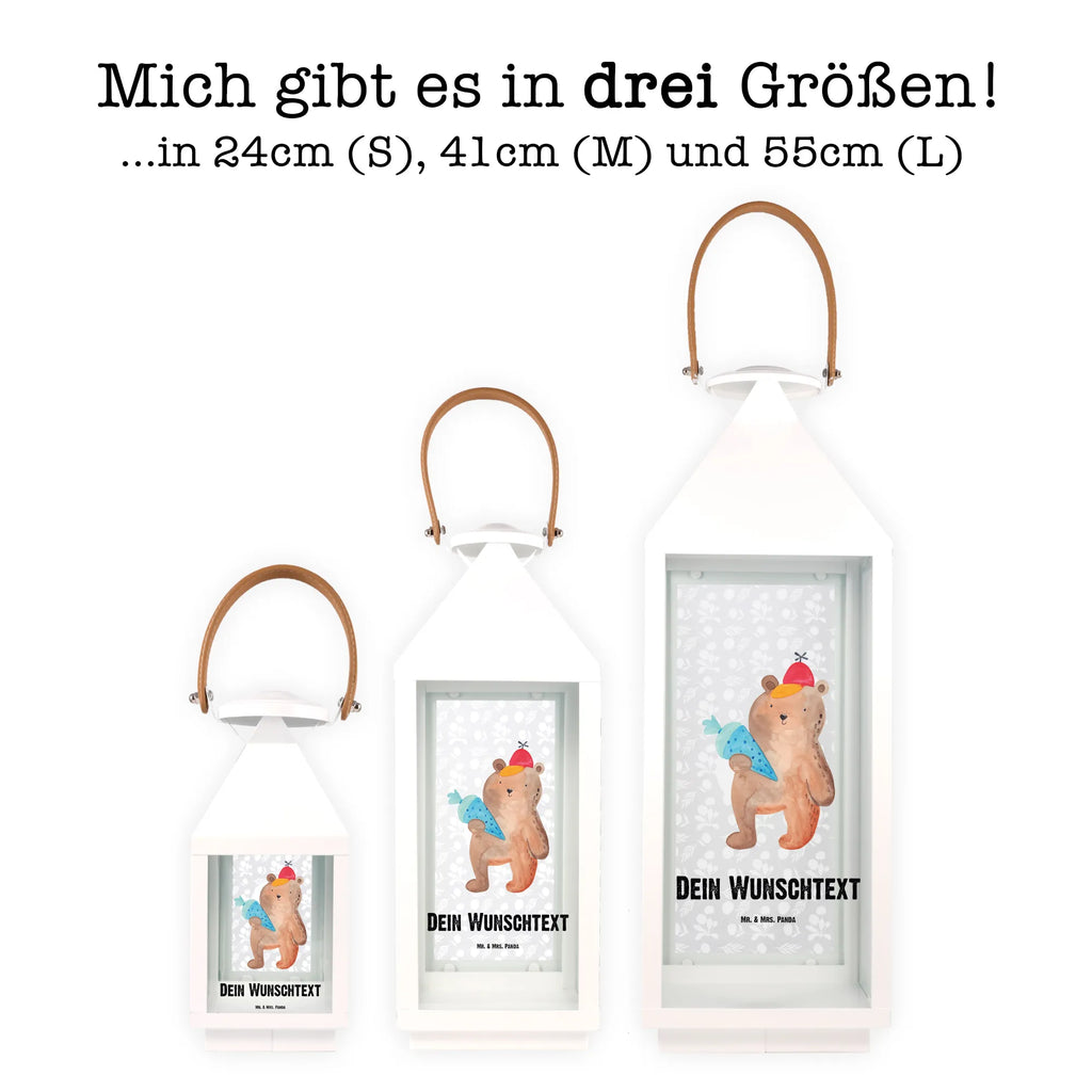 Personalisierte Deko Laterne Bär mit Schultüte Romantische Laterne Mit Wunschname, Klassische Laterne Mit Namensgravur, Windlichtlaterne Mit Namensgravur, Metalllaterne Mit Namen, Shabby-Chic-Laterne Mit Wunschname, Teelichthalter Laterne Mit Wunschname, Vintage-Laterne Personalisiert, Stellbare Laterne Mit Namen, Metall Laterne, Hängelaterne Deko Mit Namen, Hängelaterne Mit Namensgravur, Windlicht, Innenraum-Laterne Mit Namen, Hängeleuchte, Leuchten, LED-Laterne Mit Namensgravur, Laterne Mit Griff Und Wunschname, Landhausstil-Laterne Mit Namen, Kerzenlaterne Mit Namensdruck, Laterne Mit Blumenmotiv Und Wunschname, Weiße Laterne Mit Wunschname, Laternenwindlicht Mit Namen, Orientalische Laterne Mit Namensdruck, Terrasse-Laterne Mit Wunschnamen, Tischlaterne Mit Wunschname, Motivlaterne Mit Namensgravur, XXL-Laterne Mit Wunschname, Kleine Laterne Mit Namensdruck, Dekolaterne Mit Wunschname, Deko Laterne, Lichterlaterne Mit Wunschname, Holzlaterne Mit Namensdruck, Lichterkettenlaterne Mit Namen, Outdoor-Laterne Mit Wunschname, Beleuchtete Laterne Mit Namen, Glaslaterne Mit Wunschname, Moderne Laterne Mit Namen, Wetterfeste Laterne Mit Wunschname, Minimalistische Laterne Mit Namen, Pastellfarbene Laterne Mit Namensdruck, Spiegelglas-Laterne Mit Namensdruck, Deko Laterne Mit Namen, Laternen-Set Personalisiert, Rustikale Laterne Mit Namensgravur, Gartenlaterne Personalisiert, Laterne Mit Sternenmuster Und Namen, Skandinavische Laterne Mit Namen, Personalisierte Deko Laterne, Maritim-Laterne Mit Wunschname, Laterne Deko Mit Namen, Teddy, Bär, Teddybär, Schulanfang, Einschulung Geschenk, Schule Geschenk, Schulbeginn, Erster Schultag Geschenk, Schultüte, Bär Motiv, Grundschule