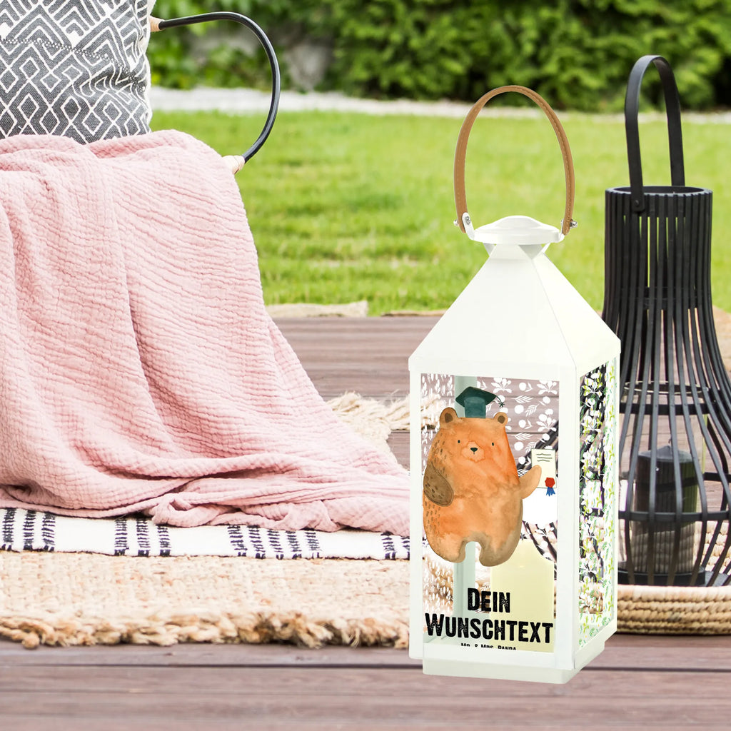 Personalisierte Deko Laterne Prüfungsbär Lichterlaterne Mit Wunschname, Laterne Deko Mit Namen, Kerzenlaterne Mit Namensdruck, Lichterkettenlaterne Mit Namen, Romantische Laterne Mit Wunschname, Teelichthalter Laterne Mit Wunschname, Hängelaterne Mit Namensgravur, Laternenwindlicht Mit Namen, XXL-Laterne Mit Wunschname, Beleuchtete Laterne Mit Namen, Windlichtlaterne Mit Namensgravur, Shabby-Chic-Laterne Mit Wunschname, Tischlaterne Mit Wunschname, Maritim-Laterne Mit Wunschname, Spiegelglas-Laterne Mit Namensdruck, Skandinavische Laterne Mit Namen, Terrasse-Laterne Mit Wunschnamen, Holzlaterne Mit Namensdruck, Weiße Laterne Mit Wunschname, Stellbare Laterne Mit Namen, Laternen-Set Personalisiert, Glaslaterne Mit Wunschname, Wetterfeste Laterne Mit Wunschname, Laterne Mit Sternenmuster Und Namen, Deko Laterne Mit Namen, Orientalische Laterne Mit Namensdruck, Minimalistische Laterne Mit Namen, LED-Laterne Mit Namensgravur, Outdoor-Laterne Mit Wunschname, Laterne Mit Griff Und Wunschname, Laterne Mit Blumenmotiv Und Wunschname, Personalisierte Deko Laterne, Vintage-Laterne Personalisiert, Metalllaterne Mit Namen, Motivlaterne Mit Namensgravur, Klassische Laterne Mit Namensgravur, Dekolaterne Mit Wunschname, Hängelaterne Deko Mit Namen, Rustikale Laterne Mit Namensgravur, Moderne Laterne Mit Namen, Gartenlaterne Personalisiert, Pastellfarbene Laterne Mit Namensdruck, Landhausstil-Laterne Mit Namen, Kleine Laterne Mit Namensdruck, Innenraum-Laterne Mit Namen, Bär, Teddy, Teddybär, Abschlusszeugnis, Zeugnis, Abitur, Prüfung bestanden, Abschluss, Prüfungen