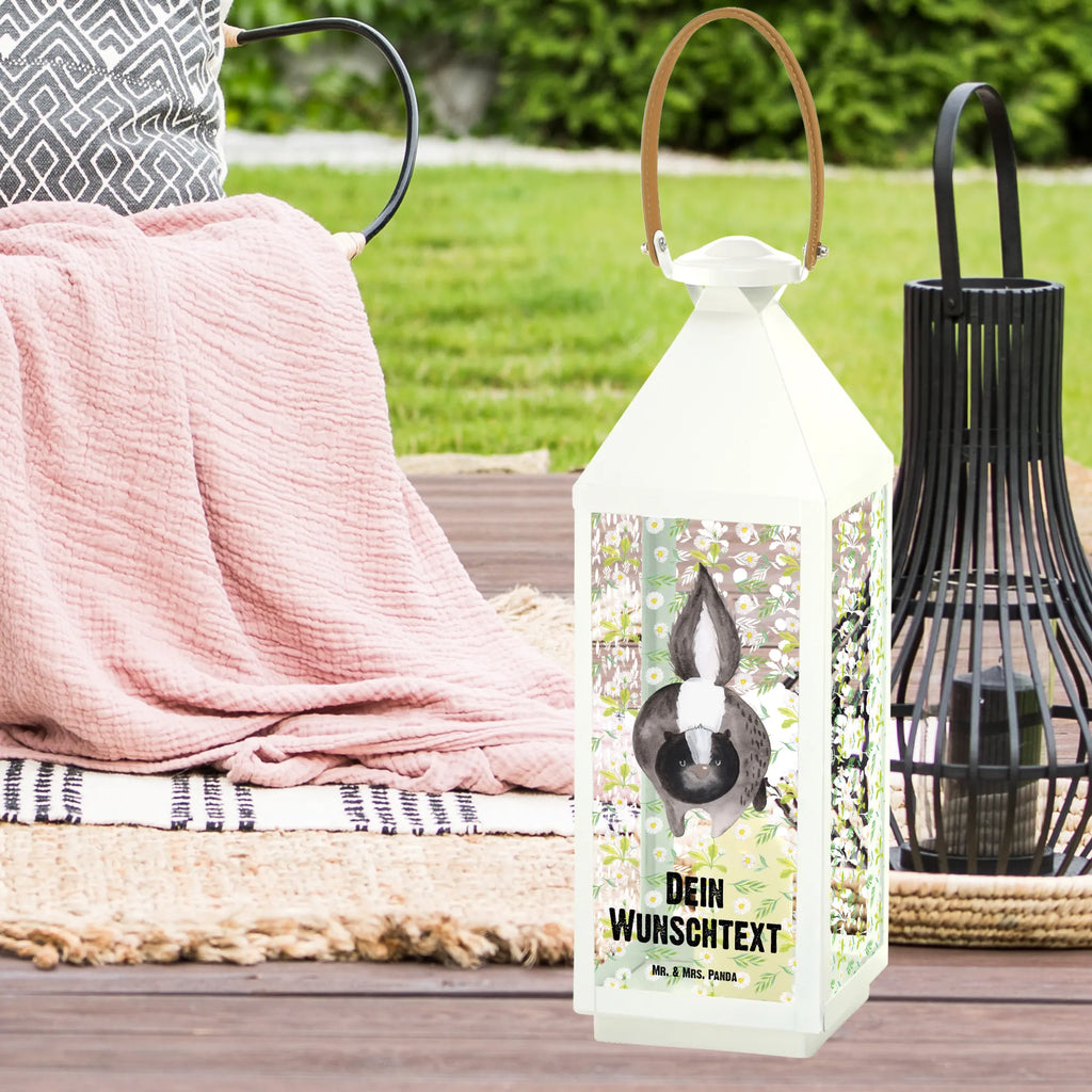 Personalisierte Deko Laterne Stinktier Angriff Laterne Mit Sternenmuster Und Namen, Stellbare Laterne Mit Namen, Innenraum-Laterne Mit Namen, LED-Laterne Mit Namensgravur, Wetterfeste Laterne Mit Wunschname, Skandinavische Laterne Mit Namen, Spiegelglas-Laterne Mit Namensdruck, Lichterkettenlaterne Mit Namen, Klassische Laterne Mit Namensgravur, Glaslaterne Mit Wunschname, Kleine Laterne Mit Namensdruck, Rustikale Laterne Mit Namensgravur, Outdoor-Laterne Mit Wunschname, Moderne Laterne Mit Namen, Shabby-Chic-Laterne Mit Wunschname, Maritim-Laterne Mit Wunschname, Deko Laterne Mit Namen, Hängeleuchte, Orientalische Laterne Mit Namensdruck, Laternen-Set Personalisiert, Laterne Deko Mit Namen, Metall Laterne, Teelichthalter Laterne Mit Wunschname, Windlichtlaterne Mit Namensgravur, Minimalistische Laterne Mit Namen, Tischlaterne Mit Wunschname, Laterne Mit Blumenmotiv Und Wunschname, Beleuchtete Laterne Mit Namen, Deko Laterne, Vintage-Laterne Personalisiert, Personalisierte Deko Laterne, Lichterlaterne Mit Wunschname, Romantische Laterne Mit Wunschname, Motivlaterne Mit Namensgravur, XXL-Laterne Mit Wunschname, Weiße Laterne Mit Wunschname, Gartenlaterne Personalisiert, Pastellfarbene Laterne Mit Namensdruck, Hängelaterne Deko Mit Namen, Metalllaterne Mit Namen, Landhausstil-Laterne Mit Namen, Holzlaterne Mit Namensdruck, Kerzenlaterne Mit Namensdruck, Windlicht, Laternenwindlicht Mit Namen, Leuchten, Terrasse-Laterne Mit Wunschnamen, Laterne Mit Griff Und Wunschname, Dekolaterne Mit Wunschname, Hängelaterne Mit Namensgravur, Stinktier, Skunk, Drohung, wütend, Wildtier, Stinki, Raubtier, Stinker