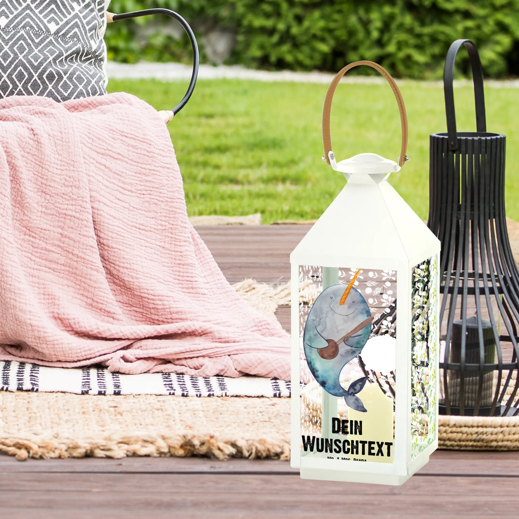 Personalisierte Deko Laterne Narwal Gitarre Hängeleuchte, Rustikale Laterne Mit Namensgravur, Stellbare Laterne Mit Namen, Innenraum-Laterne Mit Namen, Weiße Laterne Mit Wunschname, Minimalistische Laterne Mit Namen, Skandinavische Laterne Mit Namen, XXL-Laterne Mit Wunschname, Hängelaterne Deko Mit Namen, Hängelaterne Mit Namensgravur, Laterne Mit Sternenmuster Und Namen, Wetterfeste Laterne Mit Wunschname, Laterne Mit Blumenmotiv Und Wunschname, Laterne Deko Mit Namen, LED-Laterne Mit Namensgravur, Laternenwindlicht Mit Namen, Dekolaterne Mit Wunschname, Lichterlaterne Mit Wunschname, Metalllaterne Mit Namen, Motivlaterne Mit Namensgravur, Kerzenlaterne Mit Namensdruck, Metall Laterne, Moderne Laterne Mit Namen, Personalisierte Deko Laterne, Spiegelglas-Laterne Mit Namensdruck, Glaslaterne Mit Wunschname, Lichterkettenlaterne Mit Namen, Romantische Laterne Mit Wunschname, Maritim-Laterne Mit Wunschname, Vintage-Laterne Personalisiert, Teelichthalter Laterne Mit Wunschname, Laterne Mit Griff Und Wunschname, Gartenlaterne Personalisiert, Deko Laterne, Outdoor-Laterne Mit Wunschname, Orientalische Laterne Mit Namensdruck, Holzlaterne Mit Namensdruck, Laternen-Set Personalisiert, Windlichtlaterne Mit Namensgravur, Deko Laterne Mit Namen, Beleuchtete Laterne Mit Namen, Landhausstil-Laterne Mit Namen, Klassische Laterne Mit Namensgravur, Tischlaterne Mit Wunschname, Leuchten, Shabby-Chic-Laterne Mit Wunschname, Windlicht, Terrasse-Laterne Mit Wunschnamen, Kleine Laterne Mit Namensdruck, Pastellfarbene Laterne Mit Namensdruck, Meer, Urlaub, Meerestiere, Frust, Gitarre, Wal, Problemlösung, Probleme, Narwal, Tanzen, Gespräche