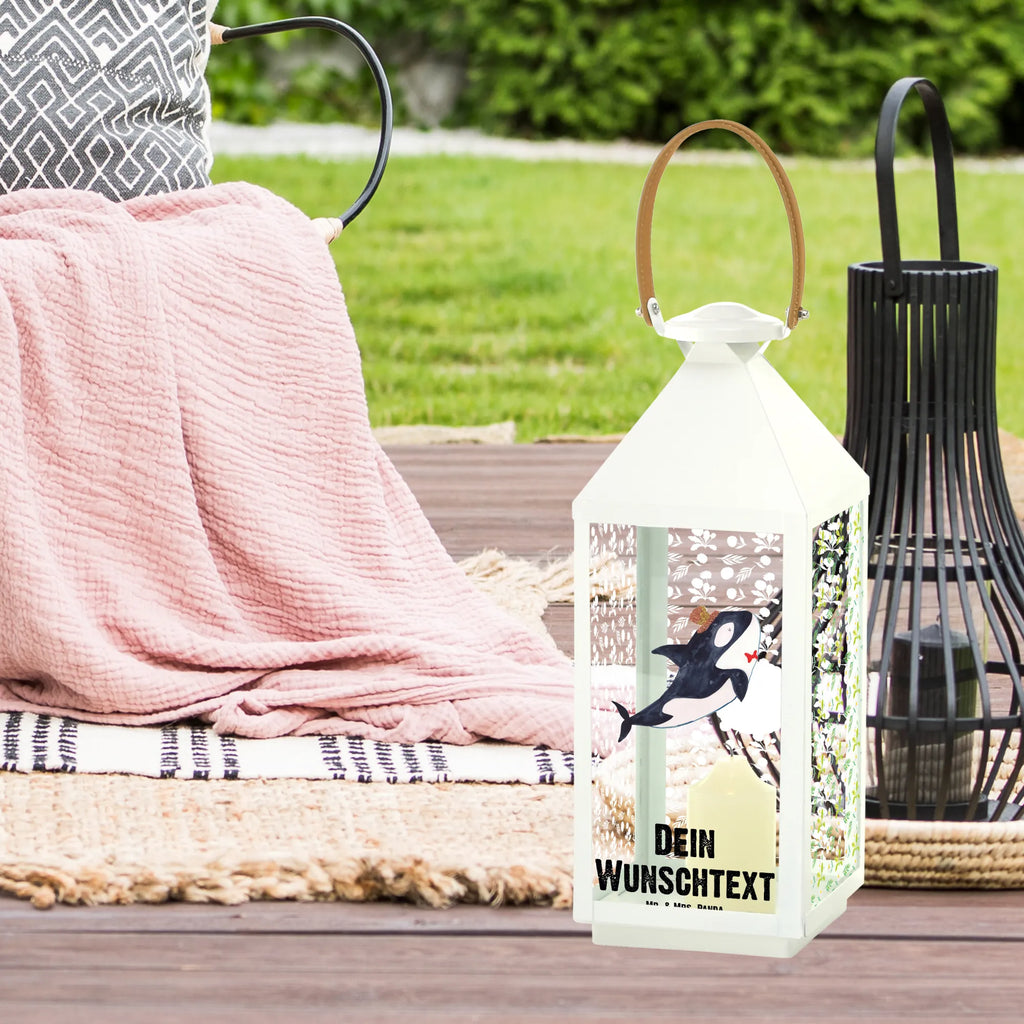 Personalisierte Deko Laterne Orca Zylinder XXL-Laterne Mit Wunschname, Metalllaterne Mit Namen, Teelichthalter Laterne Mit Wunschname, Windlichtlaterne Mit Namensgravur, Laternen-Set Personalisiert, Gartenlaterne Personalisiert, Laterne Deko Mit Namen, Rustikale Laterne Mit Namensgravur, Innenraum-Laterne Mit Namen, Laterne Mit Sternenmuster Und Namen, Laternenwindlicht Mit Namen, Maritim-Laterne Mit Wunschname, Landhausstil-Laterne Mit Namen, Moderne Laterne Mit Namen, Klassische Laterne Mit Namensgravur, Terrasse-Laterne Mit Wunschnamen, Deko Laterne, Holzlaterne Mit Namensdruck, Shabby-Chic-Laterne Mit Wunschname, LED-Laterne Mit Namensgravur, Lichterlaterne Mit Wunschname, Spiegelglas-Laterne Mit Namensdruck, Vintage-Laterne Personalisiert, Motivlaterne Mit Namensgravur, Beleuchtete Laterne Mit Namen, Pastellfarbene Laterne Mit Namensdruck, Kleine Laterne Mit Namensdruck, Hängelaterne Deko Mit Namen, Laterne Mit Blumenmotiv Und Wunschname, Orientalische Laterne Mit Namensdruck, Hängeleuchte, Minimalistische Laterne Mit Namen, Kerzenlaterne Mit Namensdruck, Outdoor-Laterne Mit Wunschname, Skandinavische Laterne Mit Namen, Glaslaterne Mit Wunschname, Tischlaterne Mit Wunschname, Metall Laterne, Deko Laterne Mit Namen, Stellbare Laterne Mit Namen, Lichterkettenlaterne Mit Namen, Personalisierte Deko Laterne, Windlicht, Romantische Laterne Mit Wunschname, Leuchten, Laterne Mit Griff Und Wunschname, Hängelaterne Mit Namensgravur, Dekolaterne Mit Wunschname, Weiße Laterne Mit Wunschname, Wetterfeste Laterne Mit Wunschname, Meer, Urlaub, Meerestiere, Konfetti, Glitzer, Narwal, Orca, Feier, Fest, Geburtstag, Glückwunsch, Glitter, Fete