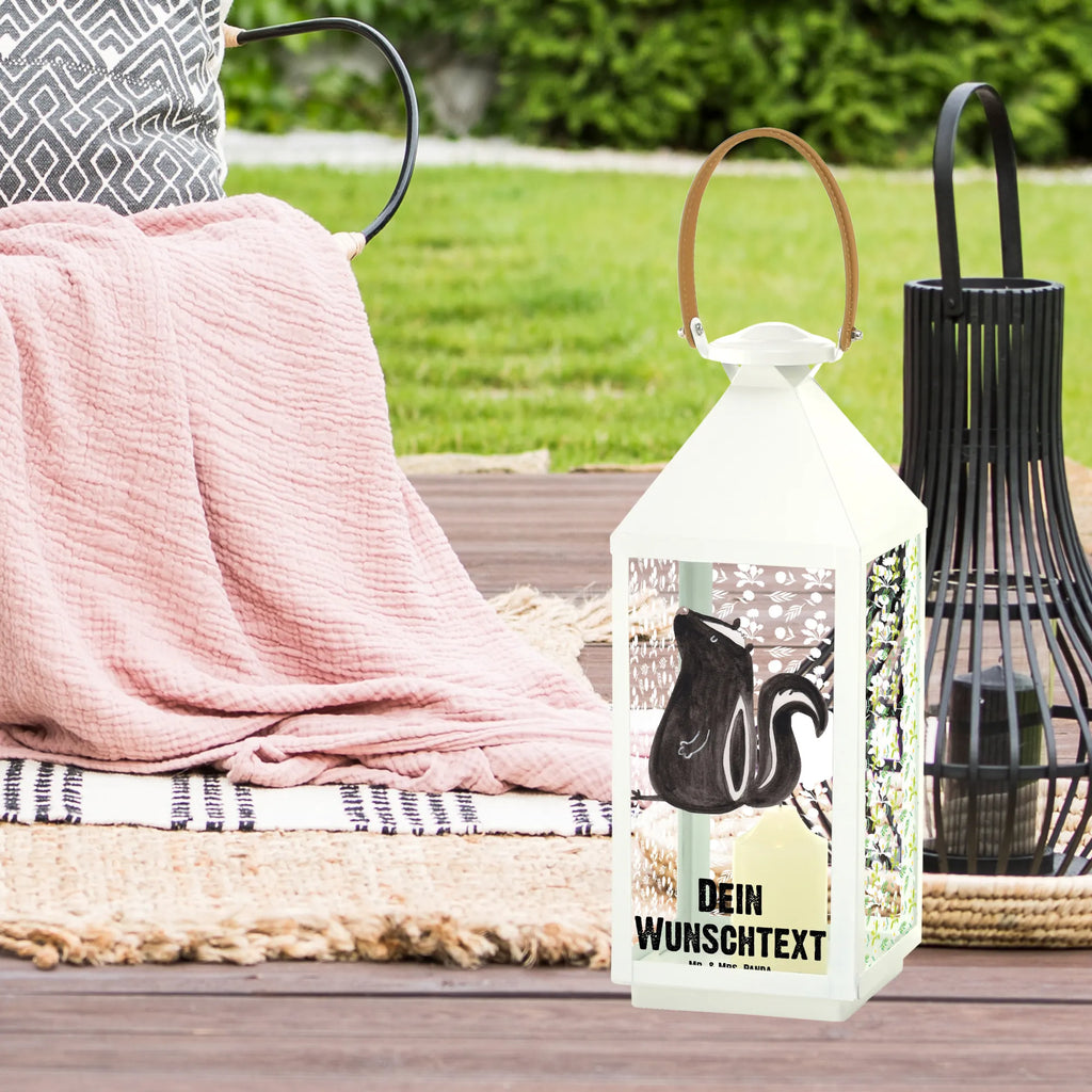 Personalisierte Deko Laterne Stinktier sitzend Leuchten, Klassische Laterne Mit Namensgravur, Motivlaterne Mit Namensgravur, Shabby-Chic-Laterne Mit Wunschname, Hängelaterne Deko Mit Namen, Kerzenlaterne Mit Namensdruck, Holzlaterne Mit Namensdruck, Terrasse-Laterne Mit Wunschnamen, Maritim-Laterne Mit Wunschname, Laterne Mit Sternenmuster Und Namen, Moderne Laterne Mit Namen, Tischlaterne Mit Wunschname, Lichterkettenlaterne Mit Namen, Windlicht, Spiegelglas-Laterne Mit Namensdruck, Wetterfeste Laterne Mit Wunschname, XXL-Laterne Mit Wunschname, Pastellfarbene Laterne Mit Namensdruck, Weiße Laterne Mit Wunschname, Stellbare Laterne Mit Namen, Landhausstil-Laterne Mit Namen, Lichterlaterne Mit Wunschname, Metall Laterne, Rustikale Laterne Mit Namensgravur, Laterne Mit Griff Und Wunschname, Laternenwindlicht Mit Namen, LED-Laterne Mit Namensgravur, Metalllaterne Mit Namen, Minimalistische Laterne Mit Namen, Dekolaterne Mit Wunschname, Personalisierte Deko Laterne, Gartenlaterne Personalisiert, Laterne Mit Blumenmotiv Und Wunschname, Skandinavische Laterne Mit Namen, Hängelaterne Mit Namensgravur, Glaslaterne Mit Wunschname, Romantische Laterne Mit Wunschname, Beleuchtete Laterne Mit Namen, Vintage-Laterne Personalisiert, Laternen-Set Personalisiert, Kleine Laterne Mit Namensdruck, Deko Laterne, Deko Laterne Mit Namen, Outdoor-Laterne Mit Wunschname, Orientalische Laterne Mit Namensdruck, Innenraum-Laterne Mit Namen, Teelichthalter Laterne Mit Wunschname, Hängeleuchte, Laterne Deko Mit Namen, Windlichtlaterne Mit Namensgravur, Stinktier, Skunk, Besserwisser, Stinker, Stinki, Recht, Büro, Wildtier, Raubtier, Spruch