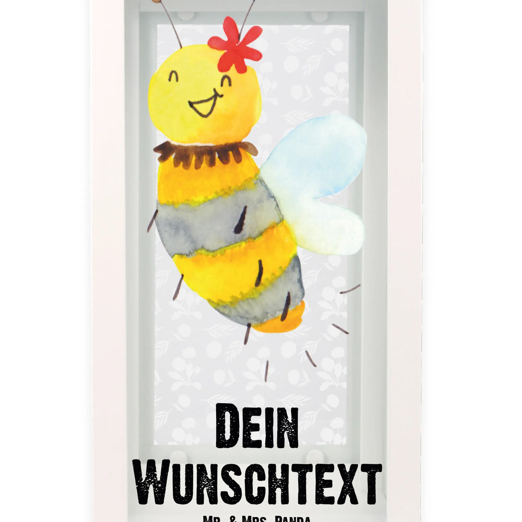 Personalisierte Deko Laterne Biene Blume Stellbare Laterne Mit Namen, Rustikale Laterne Mit Namensgravur, Hängelaterne Mit Namensgravur, Windlichtlaterne Mit Namensgravur, Wetterfeste Laterne Mit Wunschname, Moderne Laterne Mit Namen, Personalisierte Deko Laterne, Minimalistische Laterne Mit Namen, Spiegelglas-Laterne Mit Namensdruck, Skandinavische Laterne Mit Namen, Lichterlaterne Mit Wunschname, Teelichthalter Laterne Mit Wunschname, Kerzenlaterne Mit Namensdruck, Lichterkettenlaterne Mit Namen, Glaslaterne Mit Wunschname, Terrasse-Laterne Mit Wunschnamen, Pastellfarbene Laterne Mit Namensdruck, XXL-Laterne Mit Wunschname, Hängelaterne Deko Mit Namen, Laterne Mit Blumenmotiv Und Wunschname, Innenraum-Laterne Mit Namen, Romantische Laterne Mit Wunschname, Vintage-Laterne Personalisiert, Holzlaterne Mit Namensdruck, Kleine Laterne Mit Namensdruck, Gartenlaterne Personalisiert, Dekolaterne Mit Wunschname, Deko Laterne Mit Namen, Weiße Laterne Mit Wunschname, Laterne Mit Griff Und Wunschname, Motivlaterne Mit Namensgravur, Orientalische Laterne Mit Namensdruck, LED-Laterne Mit Namensgravur, Laternenwindlicht Mit Namen, Laternen-Set Personalisiert, Maritim-Laterne Mit Wunschname, Laterne Mit Sternenmuster Und Namen, Shabby-Chic-Laterne Mit Wunschname, Metalllaterne Mit Namen, Laterne Deko Mit Namen, Landhausstil-Laterne Mit Namen, Klassische Laterne Mit Namensgravur, Beleuchtete Laterne Mit Namen, Outdoor-Laterne Mit Wunschname, Tischlaterne Mit Wunschname, Biene, Wespe, Hummel