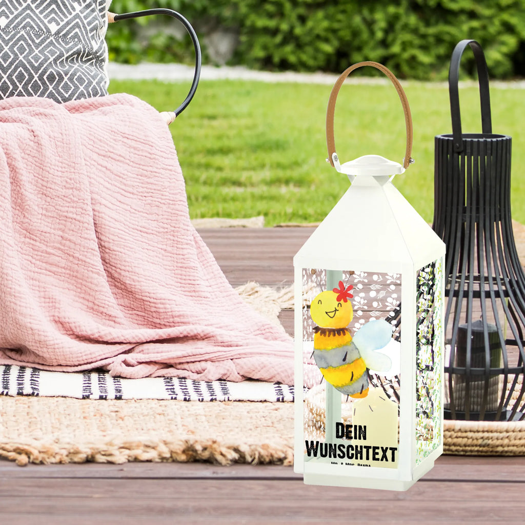 Personalisierte Deko Laterne Biene Blume Stellbare Laterne Mit Namen, Rustikale Laterne Mit Namensgravur, Hängelaterne Mit Namensgravur, Windlichtlaterne Mit Namensgravur, Wetterfeste Laterne Mit Wunschname, Moderne Laterne Mit Namen, Personalisierte Deko Laterne, Minimalistische Laterne Mit Namen, Spiegelglas-Laterne Mit Namensdruck, Skandinavische Laterne Mit Namen, Lichterlaterne Mit Wunschname, Teelichthalter Laterne Mit Wunschname, Kerzenlaterne Mit Namensdruck, Lichterkettenlaterne Mit Namen, Glaslaterne Mit Wunschname, Terrasse-Laterne Mit Wunschnamen, Pastellfarbene Laterne Mit Namensdruck, XXL-Laterne Mit Wunschname, Hängelaterne Deko Mit Namen, Laterne Mit Blumenmotiv Und Wunschname, Innenraum-Laterne Mit Namen, Romantische Laterne Mit Wunschname, Vintage-Laterne Personalisiert, Holzlaterne Mit Namensdruck, Kleine Laterne Mit Namensdruck, Gartenlaterne Personalisiert, Dekolaterne Mit Wunschname, Deko Laterne Mit Namen, Weiße Laterne Mit Wunschname, Laterne Mit Griff Und Wunschname, Motivlaterne Mit Namensgravur, Orientalische Laterne Mit Namensdruck, LED-Laterne Mit Namensgravur, Laternenwindlicht Mit Namen, Laternen-Set Personalisiert, Maritim-Laterne Mit Wunschname, Laterne Mit Sternenmuster Und Namen, Shabby-Chic-Laterne Mit Wunschname, Metalllaterne Mit Namen, Laterne Deko Mit Namen, Landhausstil-Laterne Mit Namen, Klassische Laterne Mit Namensgravur, Beleuchtete Laterne Mit Namen, Outdoor-Laterne Mit Wunschname, Tischlaterne Mit Wunschname, Biene, Wespe, Hummel