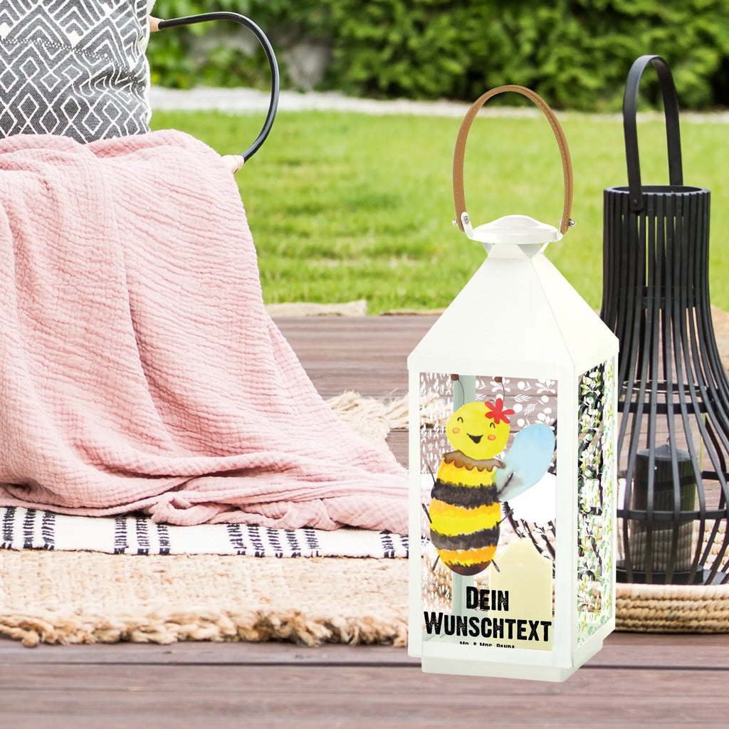 Personalisierte Deko Laterne Biene Happy Hängelaterne Deko Mit Namen, Rustikale Laterne Mit Namensgravur, Holzlaterne Mit Namensdruck, Innenraum-Laterne Mit Namen, Vintage-Laterne Personalisiert, XXL-Laterne Mit Wunschname, Lichterkettenlaterne Mit Namen, Kleine Laterne Mit Namensdruck, Deko Laterne Mit Namen, Romantische Laterne Mit Wunschname, Laterne Mit Griff Und Wunschname, Kerzenlaterne Mit Namensdruck, Laternen-Set Personalisiert, Weiße Laterne Mit Wunschname, Motivlaterne Mit Namensgravur, Shabby-Chic-Laterne Mit Wunschname, Landhausstil-Laterne Mit Namen, Laternenwindlicht Mit Namen, Skandinavische Laterne Mit Namen, Maritim-Laterne Mit Wunschname, Hängelaterne Mit Namensgravur, Laterne Mit Blumenmotiv Und Wunschname, Outdoor-Laterne Mit Wunschname, Spiegelglas-Laterne Mit Namensdruck, Moderne Laterne Mit Namen, LED-Laterne Mit Namensgravur, Beleuchtete Laterne Mit Namen, Orientalische Laterne Mit Namensdruck, Metalllaterne Mit Namen, Gartenlaterne Personalisiert, Personalisierte Deko Laterne, Terrasse-Laterne Mit Wunschnamen, Teelichthalter Laterne Mit Wunschname, Stellbare Laterne Mit Namen, Lichterlaterne Mit Wunschname, Klassische Laterne Mit Namensgravur, Glaslaterne Mit Wunschname, Dekolaterne Mit Wunschname, Pastellfarbene Laterne Mit Namensdruck, Minimalistische Laterne Mit Namen, Wetterfeste Laterne Mit Wunschname, Tischlaterne Mit Wunschname, Laterne Deko Mit Namen, Windlichtlaterne Mit Namensgravur, Laterne Mit Sternenmuster Und Namen, Biene, Wespe, Hummel