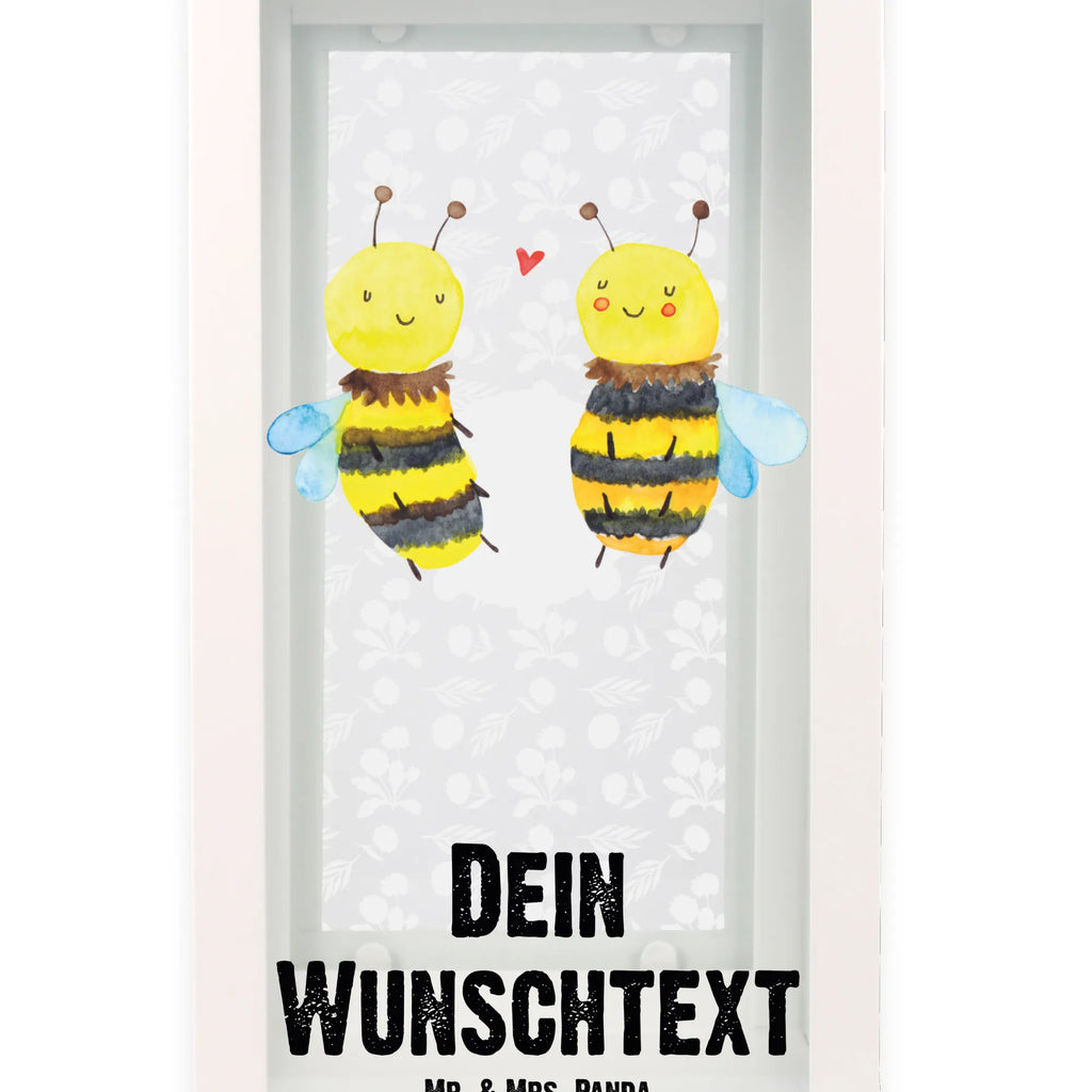 Personalisierte Deko Laterne Biene Verliebt Vintage-Laterne Personalisiert, Romantische Laterne Mit Wunschname, Hängelaterne Deko Mit Namen, Metall Laterne, Lichterkettenlaterne Mit Namen, Metalllaterne Mit Namen, XXL-Laterne Mit Wunschname, Kerzenlaterne Mit Namensdruck, Laterne Mit Blumenmotiv Und Wunschname, Lichterlaterne Mit Wunschname, Personalisierte Deko Laterne, Wetterfeste Laterne Mit Wunschname, Hängeleuchte, Deko Laterne Mit Namen, Hängelaterne Mit Namensgravur, Shabby-Chic-Laterne Mit Wunschname, Laternen-Set Personalisiert, Gartenlaterne Personalisiert, Minimalistische Laterne Mit Namen, Terrasse-Laterne Mit Wunschnamen, Maritim-Laterne Mit Wunschname, Spiegelglas-Laterne Mit Namensdruck, Weiße Laterne Mit Wunschname, LED-Laterne Mit Namensgravur, Klassische Laterne Mit Namensgravur, Innenraum-Laterne Mit Namen, Laterne Mit Sternenmuster Und Namen, Tischlaterne Mit Wunschname, Glaslaterne Mit Wunschname, Outdoor-Laterne Mit Wunschname, Holzlaterne Mit Namensdruck, Deko Laterne, Landhausstil-Laterne Mit Namen, Beleuchtete Laterne Mit Namen, Dekolaterne Mit Wunschname, Laternenwindlicht Mit Namen, Skandinavische Laterne Mit Namen, Moderne Laterne Mit Namen, Stellbare Laterne Mit Namen, Rustikale Laterne Mit Namensgravur, Laterne Deko Mit Namen, Laterne Mit Griff Und Wunschname, Motivlaterne Mit Namensgravur, Orientalische Laterne Mit Namensdruck, Windlicht, Leuchten, Teelichthalter Laterne Mit Wunschname, Kleine Laterne Mit Namensdruck, Windlichtlaterne Mit Namensgravur, Pastellfarbene Laterne Mit Namensdruck, Biene, Wespe, Hummel