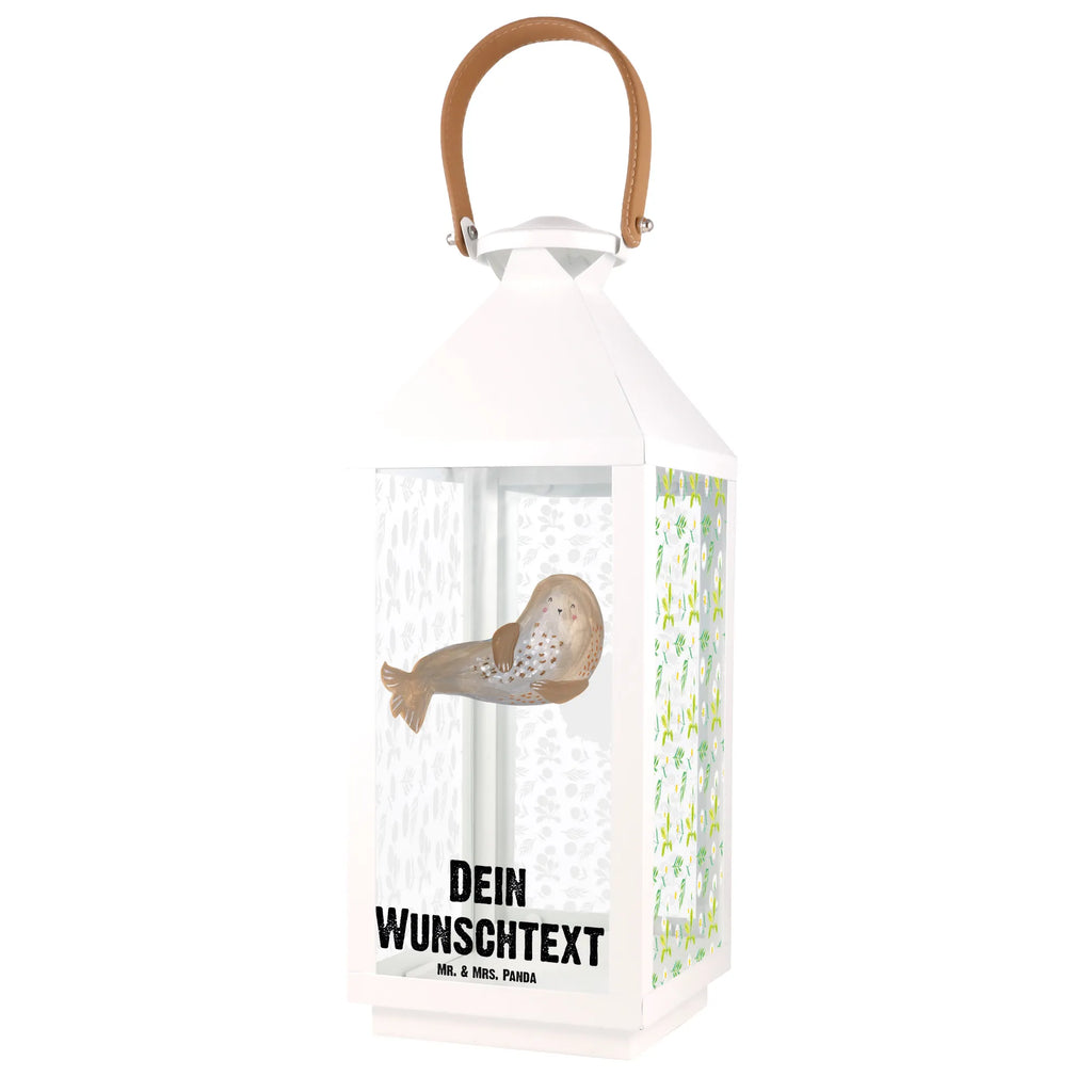 Personalisierte Deko Laterne Robbe lachend Motivlaterne Mit Namensgravur, Holzlaterne Mit Namensdruck, Deko Laterne, Rustikale Laterne Mit Namensgravur, Windlichtlaterne Mit Namensgravur, Kleine Laterne Mit Namensdruck, Dekolaterne Mit Wunschname, Outdoor-Laterne Mit Wunschname, Personalisierte Deko Laterne, Laternen-Set Personalisiert, Deko Laterne Mit Namen, Lichterlaterne Mit Wunschname, Skandinavische Laterne Mit Namen, Klassische Laterne Mit Namensgravur, Moderne Laterne Mit Namen, Spiegelglas-Laterne Mit Namensdruck, XXL-Laterne Mit Wunschname, Weiße Laterne Mit Wunschname, Romantische Laterne Mit Wunschname, Windlicht, Shabby-Chic-Laterne Mit Wunschname, Innenraum-Laterne Mit Namen, Terrasse-Laterne Mit Wunschnamen, Tischlaterne Mit Wunschname, Hängelaterne Mit Namensgravur, Hängeleuchte, Pastellfarbene Laterne Mit Namensdruck, Glaslaterne Mit Wunschname, Laterne Deko Mit Namen, Laternenwindlicht Mit Namen, Hängelaterne Deko Mit Namen, Metall Laterne, Metalllaterne Mit Namen, Gartenlaterne Personalisiert, Teelichthalter Laterne Mit Wunschname, Lichterkettenlaterne Mit Namen, Orientalische Laterne Mit Namensdruck, Leuchten, Minimalistische Laterne Mit Namen, Landhausstil-Laterne Mit Namen, Laterne Mit Blumenmotiv Und Wunschname, Stellbare Laterne Mit Namen, Laterne Mit Sternenmuster Und Namen, Wetterfeste Laterne Mit Wunschname, Laterne Mit Griff Und Wunschname, Maritim-Laterne Mit Wunschname, Vintage-Laterne Personalisiert, Beleuchtete Laterne Mit Namen, LED-Laterne Mit Namensgravur, Kerzenlaterne Mit Namensdruck, Lustige Sprüche, Tiere, Tiermotive, Gute Laune, Ostsee, Robbe, Nordsee, Seehund, Strand, Meerestier, Robben