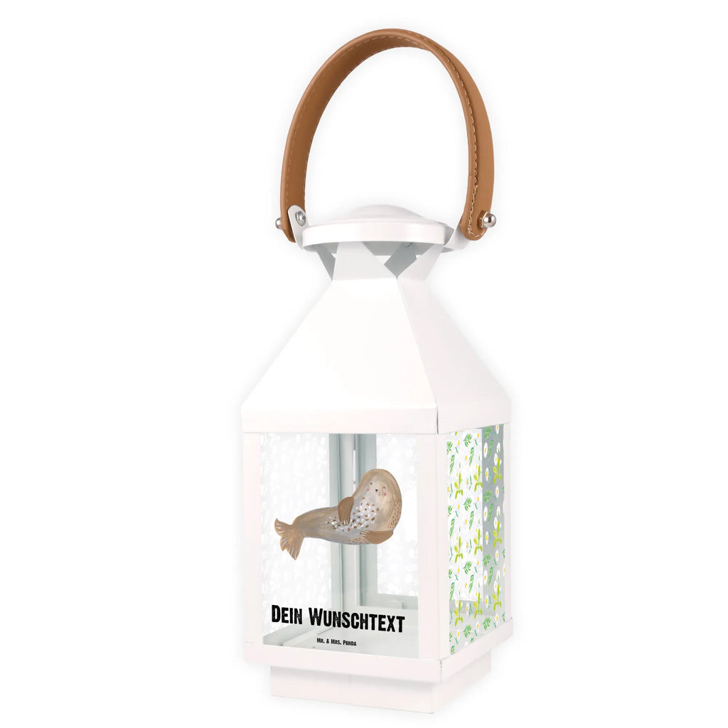 Personalisierte Deko Laterne Robbe lachend Motivlaterne Mit Namensgravur, Holzlaterne Mit Namensdruck, Deko Laterne, Rustikale Laterne Mit Namensgravur, Windlichtlaterne Mit Namensgravur, Kleine Laterne Mit Namensdruck, Dekolaterne Mit Wunschname, Outdoor-Laterne Mit Wunschname, Personalisierte Deko Laterne, Laternen-Set Personalisiert, Deko Laterne Mit Namen, Lichterlaterne Mit Wunschname, Skandinavische Laterne Mit Namen, Klassische Laterne Mit Namensgravur, Moderne Laterne Mit Namen, Spiegelglas-Laterne Mit Namensdruck, XXL-Laterne Mit Wunschname, Weiße Laterne Mit Wunschname, Romantische Laterne Mit Wunschname, Windlicht, Shabby-Chic-Laterne Mit Wunschname, Innenraum-Laterne Mit Namen, Terrasse-Laterne Mit Wunschnamen, Tischlaterne Mit Wunschname, Hängelaterne Mit Namensgravur, Hängeleuchte, Pastellfarbene Laterne Mit Namensdruck, Glaslaterne Mit Wunschname, Laterne Deko Mit Namen, Laternenwindlicht Mit Namen, Hängelaterne Deko Mit Namen, Metall Laterne, Metalllaterne Mit Namen, Gartenlaterne Personalisiert, Teelichthalter Laterne Mit Wunschname, Lichterkettenlaterne Mit Namen, Orientalische Laterne Mit Namensdruck, Leuchten, Minimalistische Laterne Mit Namen, Landhausstil-Laterne Mit Namen, Laterne Mit Blumenmotiv Und Wunschname, Stellbare Laterne Mit Namen, Laterne Mit Sternenmuster Und Namen, Wetterfeste Laterne Mit Wunschname, Laterne Mit Griff Und Wunschname, Maritim-Laterne Mit Wunschname, Vintage-Laterne Personalisiert, Beleuchtete Laterne Mit Namen, LED-Laterne Mit Namensgravur, Kerzenlaterne Mit Namensdruck, Lustige Sprüche, Tiere, Tiermotive, Gute Laune, Ostsee, Robbe, Nordsee, Seehund, Strand, Meerestier, Robben