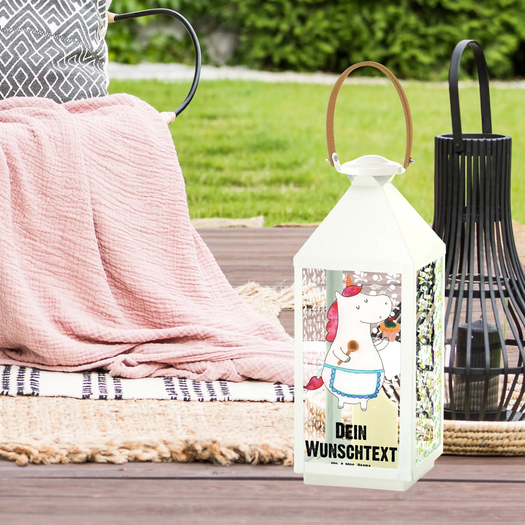 Personalisierte Deko Laterne Einhorn Küchenfee Glaslaterne Mit Wunschname, Laterne Mit Sternenmuster Und Namen, Landhausstil-Laterne Mit Namen, Romantische Laterne Mit Wunschname, LED-Laterne Mit Namensgravur, Rustikale Laterne Mit Namensgravur, Spiegelglas-Laterne Mit Namensdruck, Laterne Mit Blumenmotiv Und Wunschname, Maritim-Laterne Mit Wunschname, Laternenwindlicht Mit Namen, XXL-Laterne Mit Wunschname, Shabby-Chic-Laterne Mit Wunschname, Deko Laterne, Innenraum-Laterne Mit Namen, Motivlaterne Mit Namensgravur, Laterne Deko Mit Namen, Vintage-Laterne Personalisiert, Gartenlaterne Personalisiert, Personalisierte Deko Laterne, Moderne Laterne Mit Namen, Lichterlaterne Mit Wunschname, Metalllaterne Mit Namen, Leuchten, Windlichtlaterne Mit Namensgravur, Kleine Laterne Mit Namensdruck, Windlicht, Kerzenlaterne Mit Namensdruck, Deko Laterne Mit Namen, Pastellfarbene Laterne Mit Namensdruck, Outdoor-Laterne Mit Wunschname, Teelichthalter Laterne Mit Wunschname, Weiße Laterne Mit Wunschname, Dekolaterne Mit Wunschname, Terrasse-Laterne Mit Wunschnamen, Metall Laterne, Skandinavische Laterne Mit Namen, Hängelaterne Mit Namensgravur, Klassische Laterne Mit Namensgravur, Orientalische Laterne Mit Namensdruck, Beleuchtete Laterne Mit Namen, Minimalistische Laterne Mit Namen, Hängeleuchte, Wetterfeste Laterne Mit Wunschname, Laternen-Set Personalisiert, Tischlaterne Mit Wunschname, Hängelaterne Deko Mit Namen, Lichterkettenlaterne Mit Namen, Laterne Mit Griff Und Wunschname, Stellbare Laterne Mit Namen, Holzlaterne Mit Namensdruck, Unicorn, Einhorn, Einhörner, Einhorn Deko, Torte, Träumen, Bäckerin, Hobbykoch, Kuchen, Backen, Koch, Muffin, Motivation, Träumer