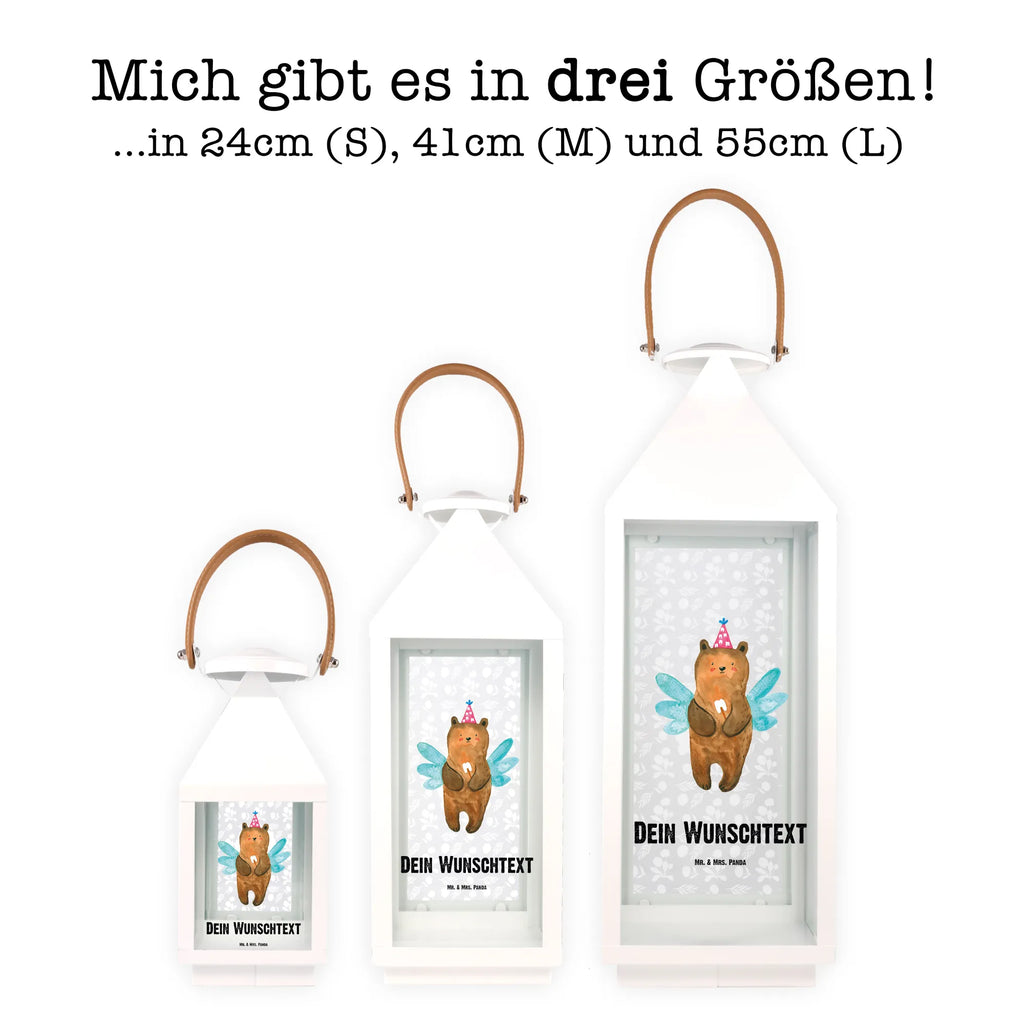 Personalisierte Deko Laterne Zahnfee Bär Moderne Laterne Mit Namen, Romantische Laterne Mit Wunschname, Shabby-Chic-Laterne Mit Wunschname, Teelichthalter Laterne Mit Wunschname, Innenraum-Laterne Mit Namen, Klassische Laterne Mit Namensgravur, Laterne Mit Blumenmotiv Und Wunschname, Hängelaterne Deko Mit Namen, Landhausstil-Laterne Mit Namen, Orientalische Laterne Mit Namensdruck, LED-Laterne Mit Namensgravur, Tischlaterne Mit Wunschname, Gartenlaterne Personalisiert, Hängeleuchte, Windlicht, Lichterlaterne Mit Wunschname, Pastellfarbene Laterne Mit Namensdruck, Weiße Laterne Mit Wunschname, Minimalistische Laterne Mit Namen, Hängelaterne Mit Namensgravur, Motivlaterne Mit Namensgravur, Glaslaterne Mit Wunschname, Outdoor-Laterne Mit Wunschname, Rustikale Laterne Mit Namensgravur, Stellbare Laterne Mit Namen, Laternenwindlicht Mit Namen, Lichterkettenlaterne Mit Namen, Kerzenlaterne Mit Namensdruck, Dekolaterne Mit Wunschname, Beleuchtete Laterne Mit Namen, Maritim-Laterne Mit Wunschname, Kleine Laterne Mit Namensdruck, Holzlaterne Mit Namensdruck, XXL-Laterne Mit Wunschname, Leuchten, Metall Laterne, Metalllaterne Mit Namen, Skandinavische Laterne Mit Namen, Deko Laterne Mit Namen, Vintage-Laterne Personalisiert, Wetterfeste Laterne Mit Wunschname, Laterne Deko Mit Namen, Personalisierte Deko Laterne, Deko Laterne, Laternen-Set Personalisiert, Terrasse-Laterne Mit Wunschnamen, Laterne Mit Sternenmuster Und Namen, Windlichtlaterne Mit Namensgravur, Spiegelglas-Laterne Mit Namensdruck, Laterne Mit Griff Und Wunschname, Teddy, Bär, Teddybär, Erster Zahn, Milchzahn, Zahnfee, Fee