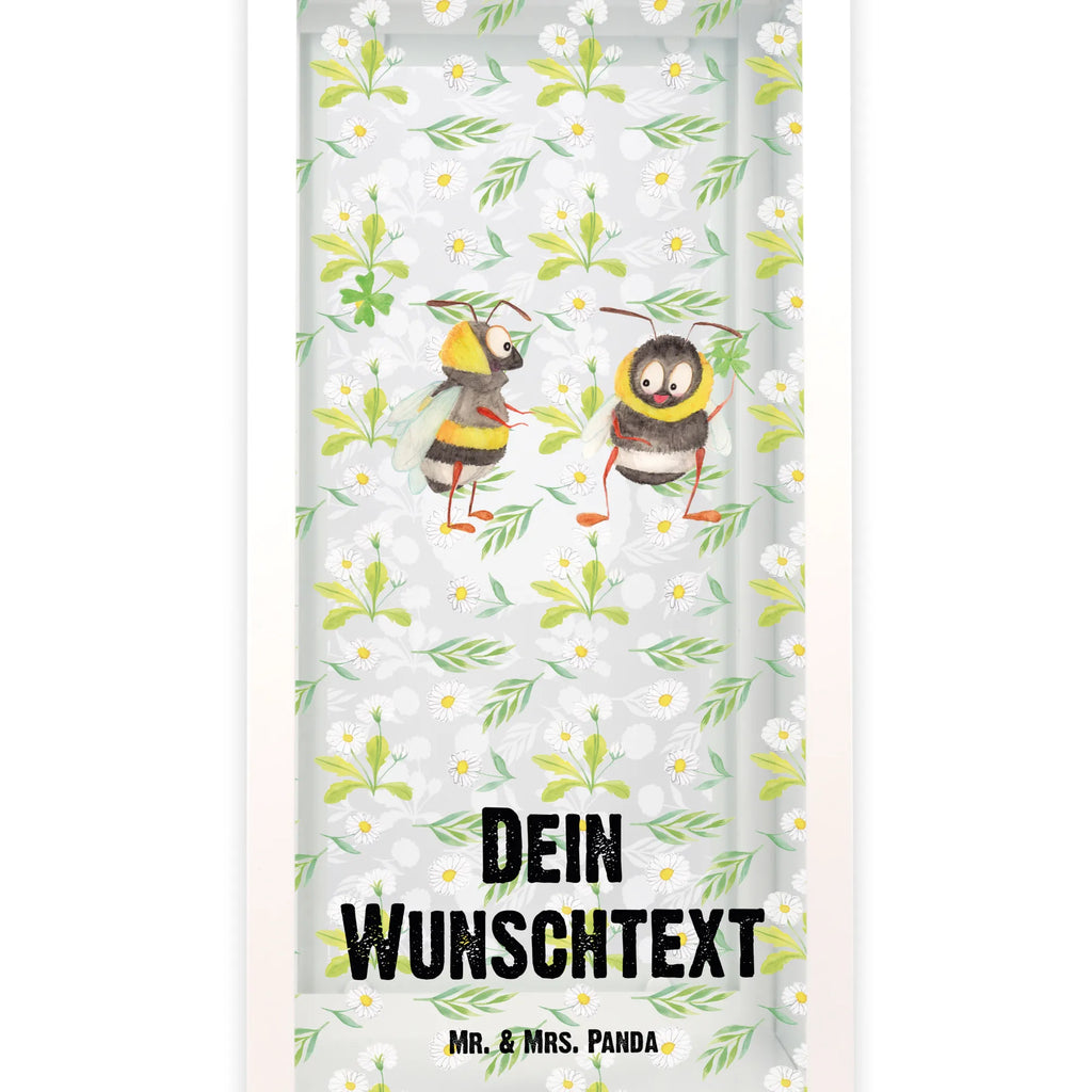 Personalisierte Deko Laterne Hummeln mit Kleeblatt Hängelaterne Deko Mit Namen, Weiße Laterne Mit Wunschname, Leuchten, Gartenlaterne Personalisiert, Tischlaterne Mit Wunschname, XXL-Laterne Mit Wunschname, Lichterlaterne Mit Wunschname, Terrasse-Laterne Mit Wunschnamen, Kerzenlaterne Mit Namensdruck, Teelichthalter Laterne Mit Wunschname, Lichterkettenlaterne Mit Namen, Orientalische Laterne Mit Namensdruck, Windlicht, Innenraum-Laterne Mit Namen, Hängeleuchte, Rustikale Laterne Mit Namensgravur, LED-Laterne Mit Namensgravur, Dekolaterne Mit Wunschname, Moderne Laterne Mit Namen, Klassische Laterne Mit Namensgravur, Metalllaterne Mit Namen, Pastellfarbene Laterne Mit Namensdruck, Shabby-Chic-Laterne Mit Wunschname, Glaslaterne Mit Wunschname, Windlichtlaterne Mit Namensgravur, Hängelaterne Mit Namensgravur, Minimalistische Laterne Mit Namen, Deko Laterne Mit Namen, Laterne Deko Mit Namen, Stellbare Laterne Mit Namen, Laterne Mit Blumenmotiv Und Wunschname, Landhausstil-Laterne Mit Namen, Deko Laterne, Spiegelglas-Laterne Mit Namensdruck, Holzlaterne Mit Namensdruck, Skandinavische Laterne Mit Namen, Romantische Laterne Mit Wunschname, Vintage-Laterne Personalisiert, Kleine Laterne Mit Namensdruck, Laterne Mit Griff Und Wunschname, Maritim-Laterne Mit Wunschname, Motivlaterne Mit Namensgravur, Laternen-Set Personalisiert, Metall Laterne, Laterne Mit Sternenmuster Und Namen, Outdoor-Laterne Mit Wunschname, Beleuchtete Laterne Mit Namen, Wetterfeste Laterne Mit Wunschname, Laternenwindlicht Mit Namen, Personalisierte Deko Laterne, Lustige Sprüche, Tiere, Tiermotive, Gute Laune, Hummel, Biene, Biene Deko, glücklich sein, glücklich Werden, Spruch schön, Spruch Fröhlich, Spruch Positiv