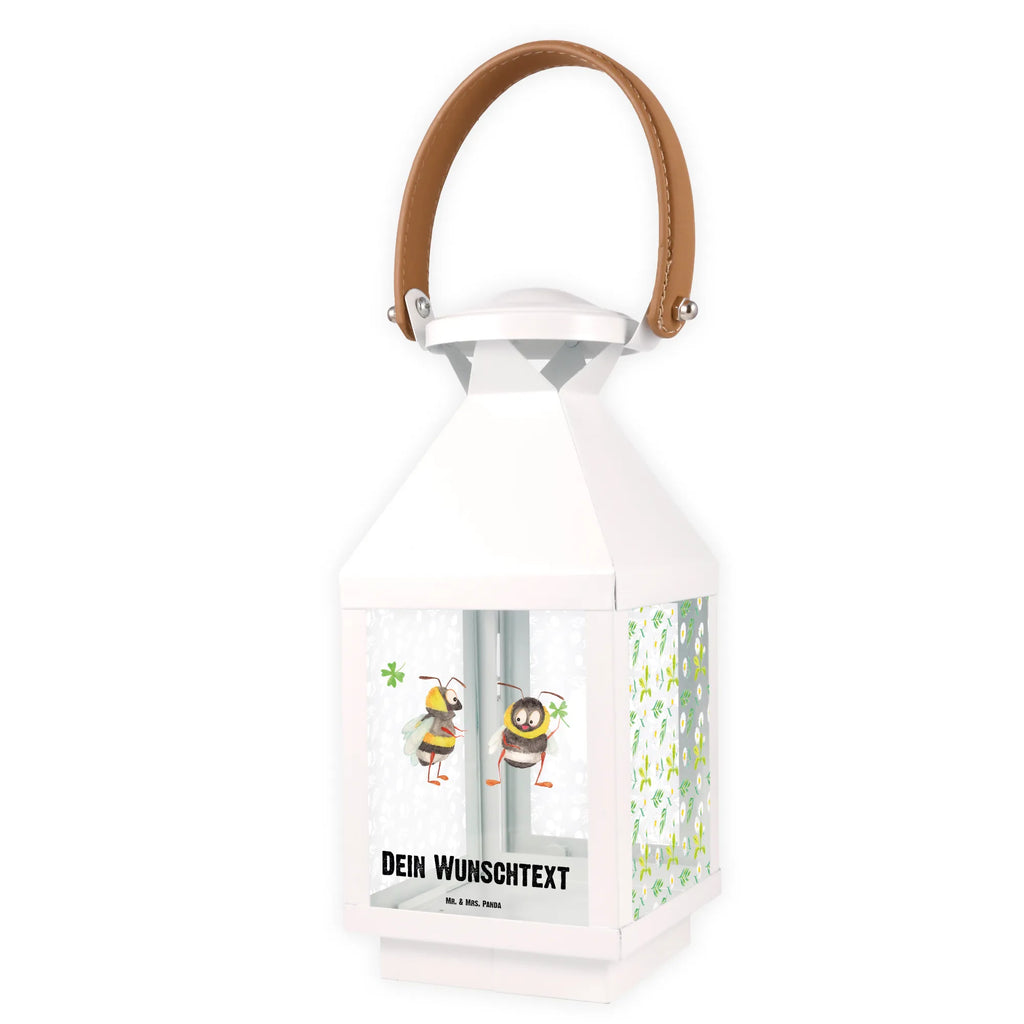 Personalisierte Deko Laterne Hummeln mit Kleeblatt Hängelaterne Deko Mit Namen, Weiße Laterne Mit Wunschname, Leuchten, Gartenlaterne Personalisiert, Tischlaterne Mit Wunschname, XXL-Laterne Mit Wunschname, Lichterlaterne Mit Wunschname, Terrasse-Laterne Mit Wunschnamen, Kerzenlaterne Mit Namensdruck, Teelichthalter Laterne Mit Wunschname, Lichterkettenlaterne Mit Namen, Orientalische Laterne Mit Namensdruck, Windlicht, Innenraum-Laterne Mit Namen, Hängeleuchte, Rustikale Laterne Mit Namensgravur, LED-Laterne Mit Namensgravur, Dekolaterne Mit Wunschname, Moderne Laterne Mit Namen, Klassische Laterne Mit Namensgravur, Metalllaterne Mit Namen, Pastellfarbene Laterne Mit Namensdruck, Shabby-Chic-Laterne Mit Wunschname, Glaslaterne Mit Wunschname, Windlichtlaterne Mit Namensgravur, Hängelaterne Mit Namensgravur, Minimalistische Laterne Mit Namen, Deko Laterne Mit Namen, Laterne Deko Mit Namen, Stellbare Laterne Mit Namen, Laterne Mit Blumenmotiv Und Wunschname, Landhausstil-Laterne Mit Namen, Deko Laterne, Spiegelglas-Laterne Mit Namensdruck, Holzlaterne Mit Namensdruck, Skandinavische Laterne Mit Namen, Romantische Laterne Mit Wunschname, Vintage-Laterne Personalisiert, Kleine Laterne Mit Namensdruck, Laterne Mit Griff Und Wunschname, Maritim-Laterne Mit Wunschname, Motivlaterne Mit Namensgravur, Laternen-Set Personalisiert, Metall Laterne, Laterne Mit Sternenmuster Und Namen, Outdoor-Laterne Mit Wunschname, Beleuchtete Laterne Mit Namen, Wetterfeste Laterne Mit Wunschname, Laternenwindlicht Mit Namen, Personalisierte Deko Laterne, Lustige Sprüche, Tiere, Tiermotive, Gute Laune, Hummel, Biene, Biene Deko, glücklich sein, glücklich Werden, Spruch schön, Spruch Fröhlich, Spruch Positiv