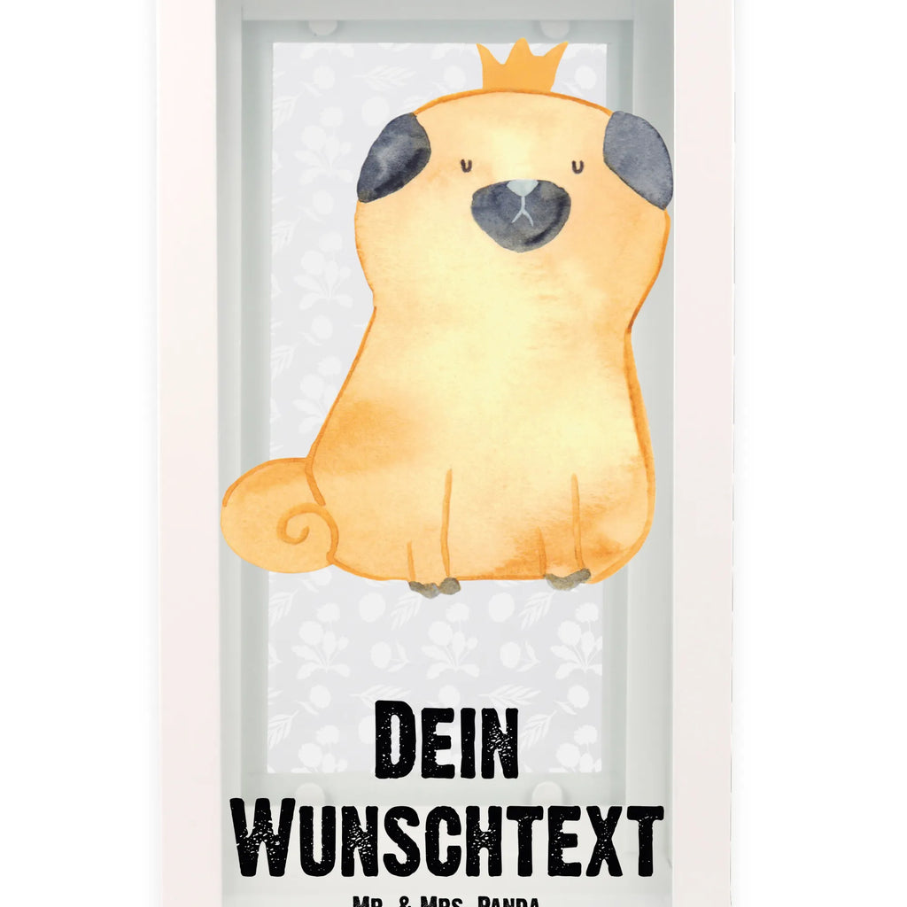 Personalisierte Deko Laterne Mops Krone Pastellfarbene Laterne Mit Namensdruck, Minimalistische Laterne Mit Namen, Spiegelglas-Laterne Mit Namensdruck, Glaslaterne Mit Wunschname, Teelichthalter Laterne Mit Wunschname, Metall Laterne, Wetterfeste Laterne Mit Wunschname, Windlicht, Terrasse-Laterne Mit Wunschnamen, Romantische Laterne Mit Wunschname, XXL-Laterne Mit Wunschname, Deko Laterne, Windlichtlaterne Mit Namensgravur, Laterne Mit Griff Und Wunschname, Motivlaterne Mit Namensgravur, Shabby-Chic-Laterne Mit Wunschname, Tischlaterne Mit Wunschname, Deko Laterne Mit Namen, Weiße Laterne Mit Wunschname, Vintage-Laterne Personalisiert, Holzlaterne Mit Namensdruck, Laterne Deko Mit Namen, Outdoor-Laterne Mit Wunschname, Stellbare Laterne Mit Namen, Skandinavische Laterne Mit Namen, Hängeleuchte, Laterne Mit Sternenmuster Und Namen, Lichterkettenlaterne Mit Namen, Innenraum-Laterne Mit Namen, Moderne Laterne Mit Namen, Dekolaterne Mit Wunschname, Kleine Laterne Mit Namensdruck, Landhausstil-Laterne Mit Namen, Beleuchtete Laterne Mit Namen, Personalisierte Deko Laterne, Hängelaterne Deko Mit Namen, Maritim-Laterne Mit Wunschname, LED-Laterne Mit Namensgravur, Kerzenlaterne Mit Namensdruck, Klassische Laterne Mit Namensgravur, Laterne Mit Blumenmotiv Und Wunschname, Metalllaterne Mit Namen, Orientalische Laterne Mit Namensdruck, Leuchten, Laternen-Set Personalisiert, Lichterlaterne Mit Wunschname, Laternenwindlicht Mit Namen, Rustikale Laterne Mit Namensgravur, Gartenlaterne Personalisiert, Hängelaterne Mit Namensgravur, Sprüche, Hund, Hunderasse, Hundebesitzer, Hundemotiv, Haustier, Tierliebhaber, Lustig, Hausregel, Hundebesitzer. Spruch, Allergisch, Kinderlos, Mops