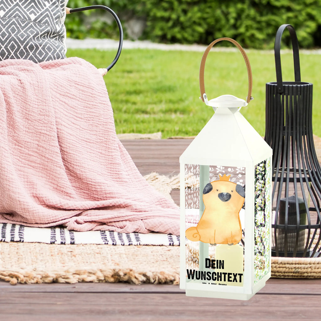 Personalisierte Deko Laterne Mops Krone Pastellfarbene Laterne Mit Namensdruck, Minimalistische Laterne Mit Namen, Spiegelglas-Laterne Mit Namensdruck, Glaslaterne Mit Wunschname, Teelichthalter Laterne Mit Wunschname, Metall Laterne, Wetterfeste Laterne Mit Wunschname, Windlicht, Terrasse-Laterne Mit Wunschnamen, Romantische Laterne Mit Wunschname, XXL-Laterne Mit Wunschname, Deko Laterne, Windlichtlaterne Mit Namensgravur, Laterne Mit Griff Und Wunschname, Motivlaterne Mit Namensgravur, Shabby-Chic-Laterne Mit Wunschname, Tischlaterne Mit Wunschname, Deko Laterne Mit Namen, Weiße Laterne Mit Wunschname, Vintage-Laterne Personalisiert, Holzlaterne Mit Namensdruck, Laterne Deko Mit Namen, Outdoor-Laterne Mit Wunschname, Stellbare Laterne Mit Namen, Skandinavische Laterne Mit Namen, Hängeleuchte, Laterne Mit Sternenmuster Und Namen, Lichterkettenlaterne Mit Namen, Innenraum-Laterne Mit Namen, Moderne Laterne Mit Namen, Dekolaterne Mit Wunschname, Kleine Laterne Mit Namensdruck, Landhausstil-Laterne Mit Namen, Beleuchtete Laterne Mit Namen, Personalisierte Deko Laterne, Hängelaterne Deko Mit Namen, Maritim-Laterne Mit Wunschname, LED-Laterne Mit Namensgravur, Kerzenlaterne Mit Namensdruck, Klassische Laterne Mit Namensgravur, Laterne Mit Blumenmotiv Und Wunschname, Metalllaterne Mit Namen, Orientalische Laterne Mit Namensdruck, Leuchten, Laternen-Set Personalisiert, Lichterlaterne Mit Wunschname, Laternenwindlicht Mit Namen, Rustikale Laterne Mit Namensgravur, Gartenlaterne Personalisiert, Hängelaterne Mit Namensgravur, Sprüche, Hund, Hunderasse, Hundebesitzer, Hundemotiv, Haustier, Tierliebhaber, Lustig, Hausregel, Hundebesitzer. Spruch, Allergisch, Kinderlos, Mops
