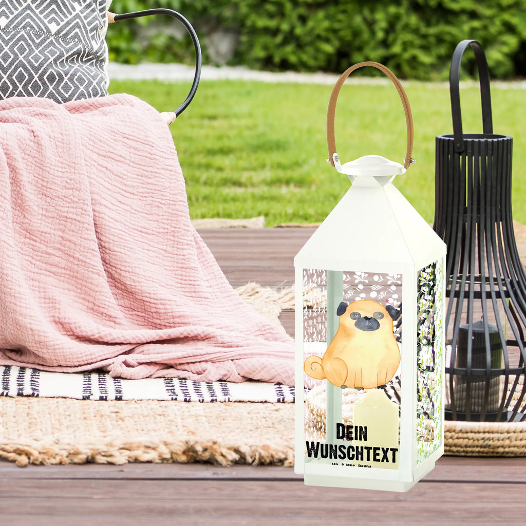 Personalisierte Deko Laterne Mops Personalisierte Deko Laterne, Dekolaterne Mit Wunschname, Stellbare Laterne Mit Namen, Landhausstil-Laterne Mit Namen, Laternen-Set Personalisiert, Tischlaterne Mit Wunschname, Outdoor-Laterne Mit Wunschname, Vintage-Laterne Personalisiert, Orientalische Laterne Mit Namensdruck, Motivlaterne Mit Namensgravur, Kerzenlaterne Mit Namensdruck, Hängelaterne Mit Namensgravur, Deko Laterne Mit Namen, Glaslaterne Mit Wunschname, Laterne Mit Griff Und Wunschname, Kleine Laterne Mit Namensdruck, Pastellfarbene Laterne Mit Namensdruck, Romantische Laterne Mit Wunschname, Lichterkettenlaterne Mit Namen, Hängelaterne Deko Mit Namen, Laterne Mit Sternenmuster Und Namen, Minimalistische Laterne Mit Namen, Innenraum-Laterne Mit Namen, Lichterlaterne Mit Wunschname, Skandinavische Laterne Mit Namen, Maritim-Laterne Mit Wunschname, Metalllaterne Mit Namen, Gartenlaterne Personalisiert, Wetterfeste Laterne Mit Wunschname, Laternenwindlicht Mit Namen, Windlichtlaterne Mit Namensgravur, Shabby-Chic-Laterne Mit Wunschname, XXL-Laterne Mit Wunschname, Spiegelglas-Laterne Mit Namensdruck, Beleuchtete Laterne Mit Namen, Terrasse-Laterne Mit Wunschnamen, Teelichthalter Laterne Mit Wunschname, Holzlaterne Mit Namensdruck, Laterne Mit Blumenmotiv Und Wunschname, Weiße Laterne Mit Wunschname, Rustikale Laterne Mit Namensgravur, Laterne Deko Mit Namen, Klassische Laterne Mit Namensgravur, Moderne Laterne Mit Namen, LED-Laterne Mit Namensgravur, Hund, Hundemotiv, Haustier, Hunderasse, Tierliebhaber, Hundebesitzer, Sprüche, Liebe, Mops, Hundeliebe