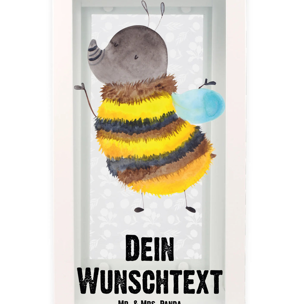 Personalisierte Deko Laterne Hummel flauschig Beleuchtete Laterne Mit Namen, Wetterfeste Laterne Mit Wunschname, Weiße Laterne Mit Wunschname, Laterne Mit Sternenmuster Und Namen, Shabby-Chic-Laterne Mit Wunschname, Maritim-Laterne Mit Wunschname, Spiegelglas-Laterne Mit Namensdruck, Orientalische Laterne Mit Namensdruck, Laterne Mit Blumenmotiv Und Wunschname, Landhausstil-Laterne Mit Namen, Deko Laterne Mit Namen, Kleine Laterne Mit Namensdruck, Teelichthalter Laterne Mit Wunschname, Kerzenlaterne Mit Namensdruck, Rustikale Laterne Mit Namensgravur, Innenraum-Laterne Mit Namen, Lichterkettenlaterne Mit Namen, XXL-Laterne Mit Wunschname, Stellbare Laterne Mit Namen, Motivlaterne Mit Namensgravur, Glaslaterne Mit Wunschname, Laterne Mit Griff Und Wunschname, Terrasse-Laterne Mit Wunschnamen, Hängelaterne Mit Namensgravur, Metalllaterne Mit Namen, LED-Laterne Mit Namensgravur, Gartenlaterne Personalisiert, Romantische Laterne Mit Wunschname, Laternenwindlicht Mit Namen, Klassische Laterne Mit Namensgravur, Windlichtlaterne Mit Namensgravur, Outdoor-Laterne Mit Wunschname, Holzlaterne Mit Namensdruck, Dekolaterne Mit Wunschname, Laternen-Set Personalisiert, Tischlaterne Mit Wunschname, Lichterlaterne Mit Wunschname, Vintage-Laterne Personalisiert, Personalisierte Deko Laterne, Minimalistische Laterne Mit Namen, Laterne Deko Mit Namen, Moderne Laterne Mit Namen, Skandinavische Laterne Mit Namen, Hängelaterne Deko Mit Namen, Pastellfarbene Laterne Mit Namensdruck, Tiermotive, Gute Laune, lustige Sprüche, Tiere, Biene, Hummel, Blume, Flauschig, Natur