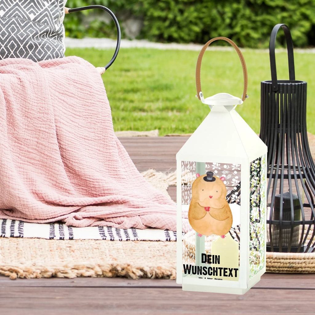 Personalisierte Deko Laterne Hamster mit Hut Motivlaterne Mit Namensgravur, Glaslaterne Mit Wunschname, Klassische Laterne Mit Namensgravur, Windlichtlaterne Mit Namensgravur, Kleine Laterne Mit Namensdruck, Holzlaterne Mit Namensdruck, XXL-Laterne Mit Wunschname, Pastellfarbene Laterne Mit Namensdruck, Laterne Deko Mit Namen, Personalisierte Deko Laterne, Dekolaterne Mit Wunschname, Moderne Laterne Mit Namen, Kerzenlaterne Mit Namensdruck, Stellbare Laterne Mit Namen, LED-Laterne Mit Namensgravur, Laternenwindlicht Mit Namen, Tischlaterne Mit Wunschname, Teelichthalter Laterne Mit Wunschname, Outdoor-Laterne Mit Wunschname, Skandinavische Laterne Mit Namen, Maritim-Laterne Mit Wunschname, Laterne Mit Sternenmuster Und Namen, Terrasse-Laterne Mit Wunschnamen, Weiße Laterne Mit Wunschname, Gartenlaterne Personalisiert, Landhausstil-Laterne Mit Namen, Metalllaterne Mit Namen, Wetterfeste Laterne Mit Wunschname, Minimalistische Laterne Mit Namen, Beleuchtete Laterne Mit Namen, Innenraum-Laterne Mit Namen, Laterne Mit Griff Und Wunschname, Rustikale Laterne Mit Namensgravur, Orientalische Laterne Mit Namensdruck, Hängelaterne Deko Mit Namen, Shabby-Chic-Laterne Mit Wunschname, Laterne Mit Blumenmotiv Und Wunschname, Vintage-Laterne Personalisiert, Romantische Laterne Mit Wunschname, Spiegelglas-Laterne Mit Namensdruck, Lichterkettenlaterne Mit Namen, Laternen-Set Personalisiert, Hängelaterne Mit Namensgravur, Deko Laterne Mit Namen, Lichterlaterne Mit Wunschname, Tiermotive, Gute Laune, lustige Sprüche, Tiere, Zwerghamster, Hut, Magier, Zylinder, Zauberer, Hamster