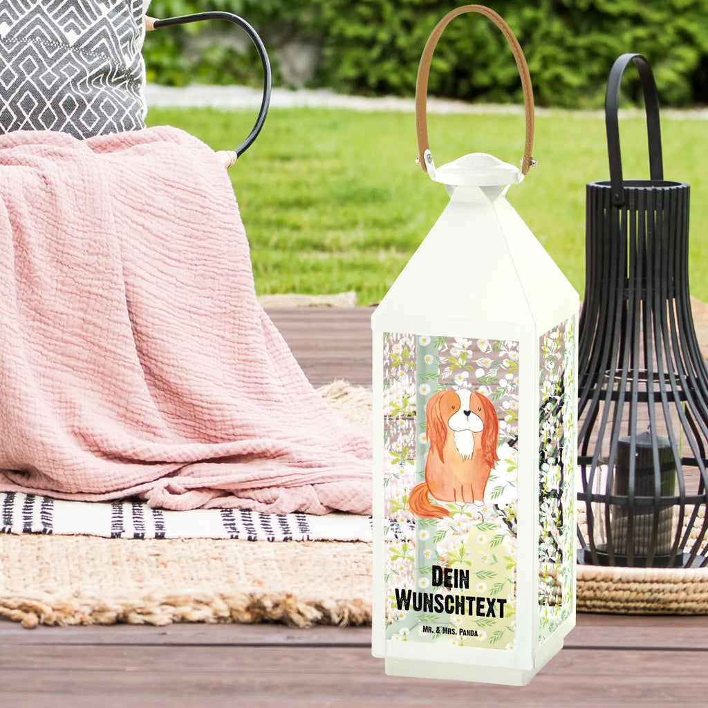 Personalisierte Deko Laterne Cavalier King Charles Spaniel Gartenlaterne Personalisiert, Metall Laterne, Laterne Deko Mit Namen, Laternenwindlicht Mit Namen, Teelichthalter Laterne Mit Wunschname, Personalisierte Deko Laterne, Klassische Laterne Mit Namensgravur, Spiegelglas-Laterne Mit Namensdruck, Hängelaterne Deko Mit Namen, Shabby-Chic-Laterne Mit Wunschname, Romantische Laterne Mit Wunschname, Lichterlaterne Mit Wunschname, Innenraum-Laterne Mit Namen, Kleine Laterne Mit Namensdruck, Orientalische Laterne Mit Namensdruck, Outdoor-Laterne Mit Wunschname, Rustikale Laterne Mit Namensgravur, Lichterkettenlaterne Mit Namen, Holzlaterne Mit Namensdruck, Vintage-Laterne Personalisiert, Hängelaterne Mit Namensgravur, Maritim-Laterne Mit Wunschname, Laterne Mit Blumenmotiv Und Wunschname, Stellbare Laterne Mit Namen, Laterne Mit Griff Und Wunschname, Moderne Laterne Mit Namen, Deko Laterne Mit Namen, Terrasse-Laterne Mit Wunschnamen, LED-Laterne Mit Namensgravur, Laternen-Set Personalisiert, Hängeleuchte, Windlichtlaterne Mit Namensgravur, Pastellfarbene Laterne Mit Namensdruck, Weiße Laterne Mit Wunschname, Dekolaterne Mit Wunschname, Metalllaterne Mit Namen, Wetterfeste Laterne Mit Wunschname, Kerzenlaterne Mit Namensdruck, Windlicht, Minimalistische Laterne Mit Namen, Laterne Mit Sternenmuster Und Namen, Tischlaterne Mit Wunschname, Beleuchtete Laterne Mit Namen, Skandinavische Laterne Mit Namen, Motivlaterne Mit Namensgravur, Glaslaterne Mit Wunschname, Leuchten, XXL-Laterne Mit Wunschname, Landhausstil-Laterne Mit Namen, Deko Laterne, Sprüche, Hund, Hunderasse, Hundebesitzer, Hundemotiv, Haustier, Tierliebhaber, Schönster Hund, Cavalier King Charles Spaniel, Spruch, Cockerspaniel, Spaniel