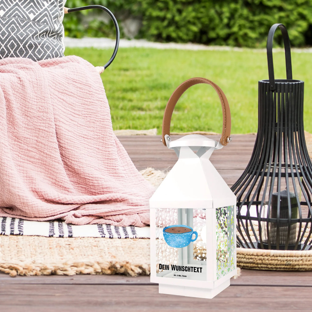 Personalisierte Deko Laterne Kaffee Tasse Dekolaterne Mit Wunschname, Kleine Laterne Mit Namensdruck, Windlichtlaterne Mit Namensgravur, Landhausstil-Laterne Mit Namen, Vintage-Laterne Personalisiert, Shabby-Chic-Laterne Mit Wunschname, Personalisierte Deko Laterne, Windlicht, Minimalistische Laterne Mit Namen, Metalllaterne Mit Namen, Romantische Laterne Mit Wunschname, Maritim-Laterne Mit Wunschname, Spiegelglas-Laterne Mit Namensdruck, Glaslaterne Mit Wunschname, Kerzenlaterne Mit Namensdruck, Innenraum-Laterne Mit Namen, Beleuchtete Laterne Mit Namen, Weiße Laterne Mit Wunschname, Hängelaterne Deko Mit Namen, Teelichthalter Laterne Mit Wunschname, Hängelaterne Mit Namensgravur, Leuchten, Lichterkettenlaterne Mit Namen, Wetterfeste Laterne Mit Wunschname, XXL-Laterne Mit Wunschname, Laternen-Set Personalisiert, Skandinavische Laterne Mit Namen, Motivlaterne Mit Namensgravur, Laterne Deko Mit Namen, Terrasse-Laterne Mit Wunschnamen, Lichterlaterne Mit Wunschname, LED-Laterne Mit Namensgravur, Laterne Mit Griff Und Wunschname, Laterne Mit Sternenmuster Und Namen, Orientalische Laterne Mit Namensdruck, Deko Laterne, Gartenlaterne Personalisiert, Holzlaterne Mit Namensdruck, Metall Laterne, Outdoor-Laterne Mit Wunschname, Klassische Laterne Mit Namensgravur, Stellbare Laterne Mit Namen, Laterne Mit Blumenmotiv Und Wunschname, Deko Laterne Mit Namen, Moderne Laterne Mit Namen, Hängeleuchte, Tischlaterne Mit Wunschname, Rustikale Laterne Mit Namensgravur, Pastellfarbene Laterne Mit Namensdruck, Laternenwindlicht Mit Namen, Lustige Sprüche, Tiere, Tiermotive, Gute Laune, Tasse, Geschmack, Genuss, Liebe, Glücklich, Kaffee