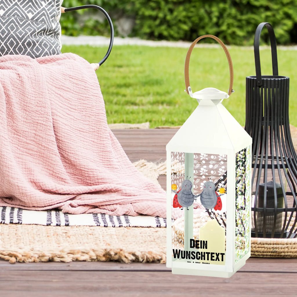 Personalisierte Deko Laterne Sternzeichen Zwilling Outdoor-Laterne Mit Wunschname, Kleine Laterne Mit Namensdruck, Minimalistische Laterne Mit Namen, Pastellfarbene Laterne Mit Namensdruck, Laterne Mit Sternenmuster Und Namen, Weiße Laterne Mit Wunschname, Deko Laterne Mit Namen, Gartenlaterne Personalisiert, XXL-Laterne Mit Wunschname, Tischlaterne Mit Wunschname, Windlicht, Beleuchtete Laterne Mit Namen, Dekolaterne Mit Wunschname, Metalllaterne Mit Namen, Glaslaterne Mit Wunschname, Landhausstil-Laterne Mit Namen, Hängelaterne Mit Namensgravur, Laternen-Set Personalisiert, LED-Laterne Mit Namensgravur, Laterne Mit Blumenmotiv Und Wunschname, Klassische Laterne Mit Namensgravur, Personalisierte Deko Laterne, Rustikale Laterne Mit Namensgravur, Laternenwindlicht Mit Namen, Innenraum-Laterne Mit Namen, Shabby-Chic-Laterne Mit Wunschname, Spiegelglas-Laterne Mit Namensdruck, Laterne Mit Griff Und Wunschname, Windlichtlaterne Mit Namensgravur, Teelichthalter Laterne Mit Wunschname, Lichterlaterne Mit Wunschname, Terrasse-Laterne Mit Wunschnamen, Kerzenlaterne Mit Namensdruck, Romantische Laterne Mit Wunschname, Skandinavische Laterne Mit Namen, Hängeleuchte, Laterne Deko Mit Namen, Metall Laterne, Maritim-Laterne Mit Wunschname, Vintage-Laterne Personalisiert, Hängelaterne Deko Mit Namen, Motivlaterne Mit Namensgravur, Lichterkettenlaterne Mit Namen, Moderne Laterne Mit Namen, Orientalische Laterne Mit Namensdruck, Deko Laterne, Wetterfeste Laterne Mit Wunschname, Holzlaterne Mit Namensdruck, Stellbare Laterne Mit Namen, Leuchten, Sternzeichen, Tierkreiszeichen, Horoskop, Astrologie, Aszendent, Zwillingsbruder, Zwilling Sternzeichen, Geburtstag Mai, Zwilling Geschenk, Zwillinge, Geschenk Juni, Glückskäfer, Geschenk Mai, Zwillingsschwester, Marienkäfer